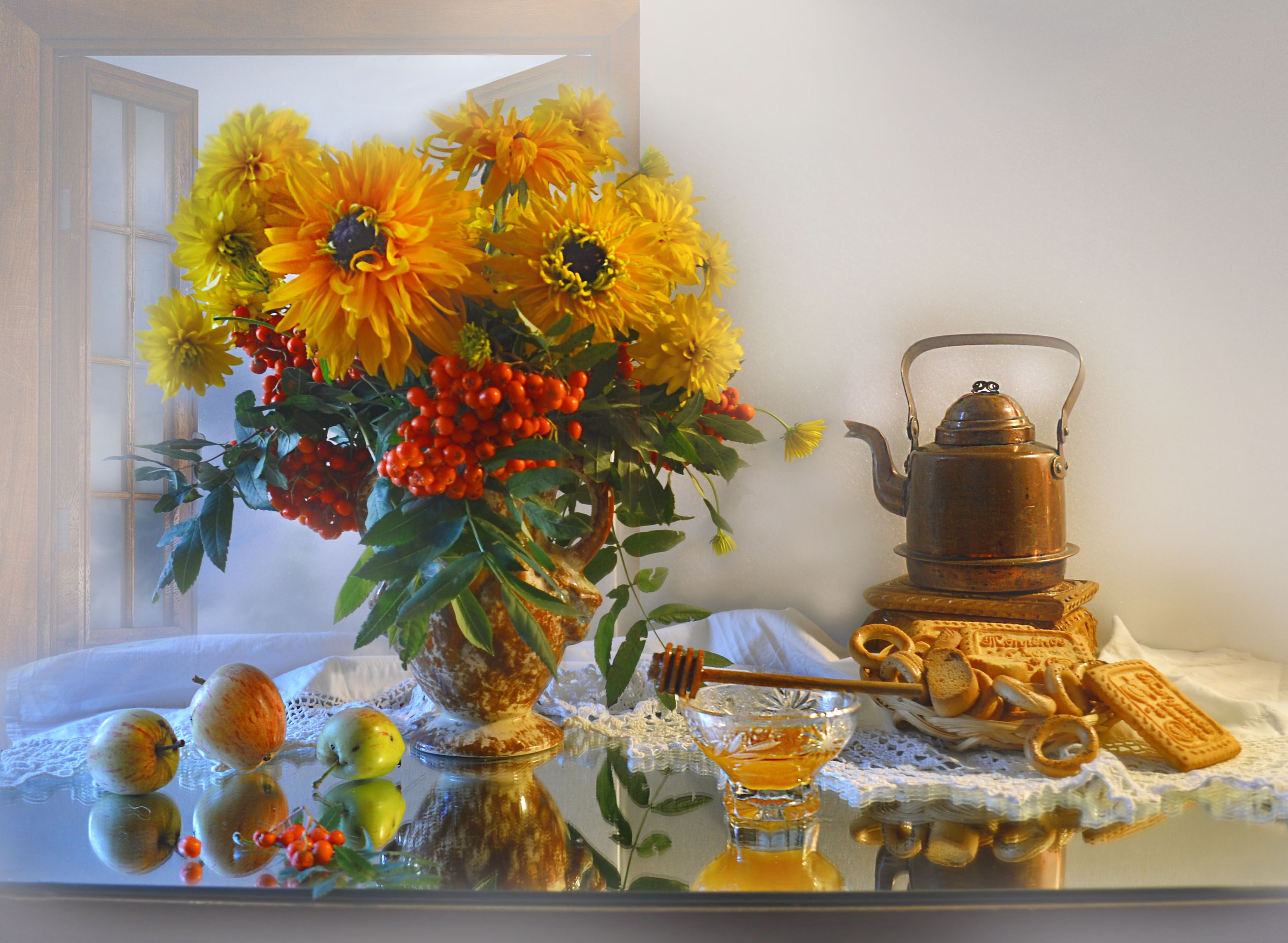 still life, натюрморт, золотые шары, цветы, фото натюрморт, подсолнухи, рябина, яблоки, мёд, зеркало, отражение, Колова Валентина