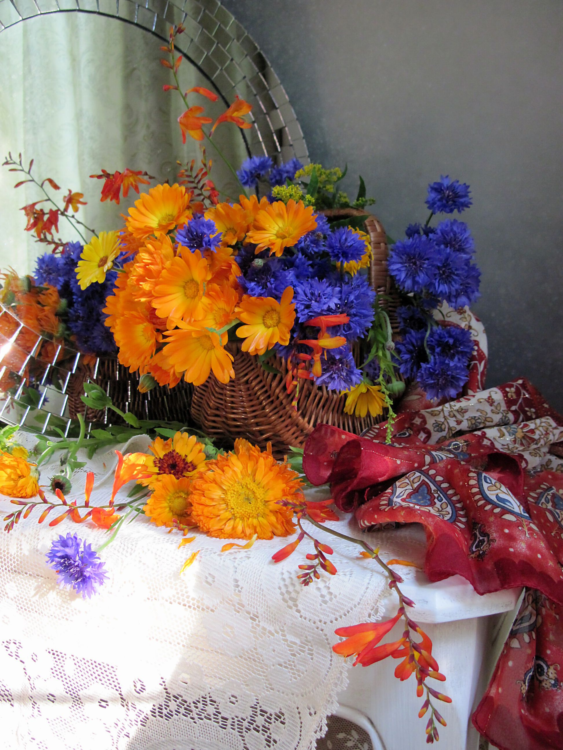 цветы, букет, васильки, ноготки, календула, мамбреция, корзинка, платок, зеркало, Наталия Тихомирова