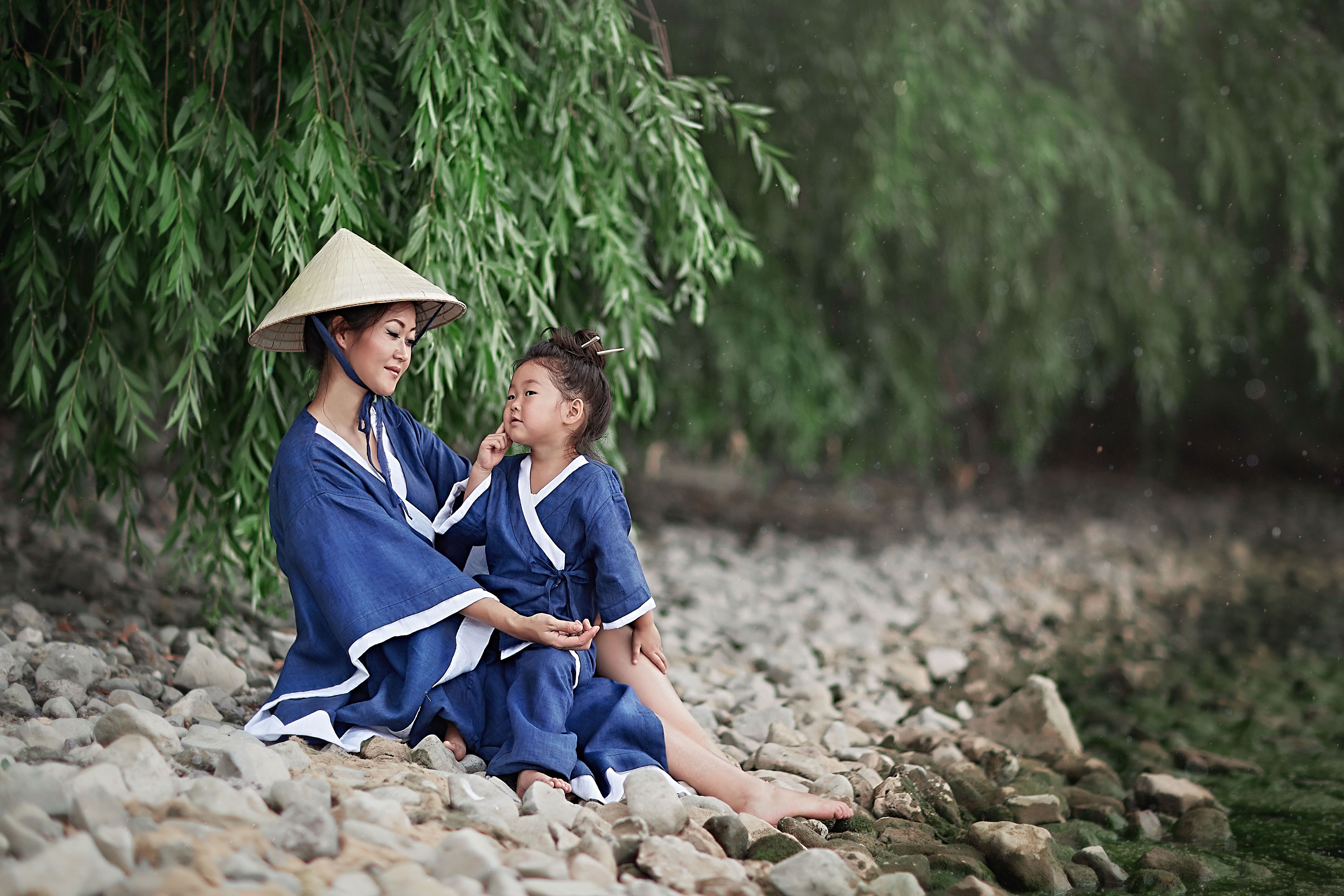 Японская мать и дочка. Япония мама кимоно. Мама и дочка в кимоно. Фотосессия мальчик в кимоно и мама.