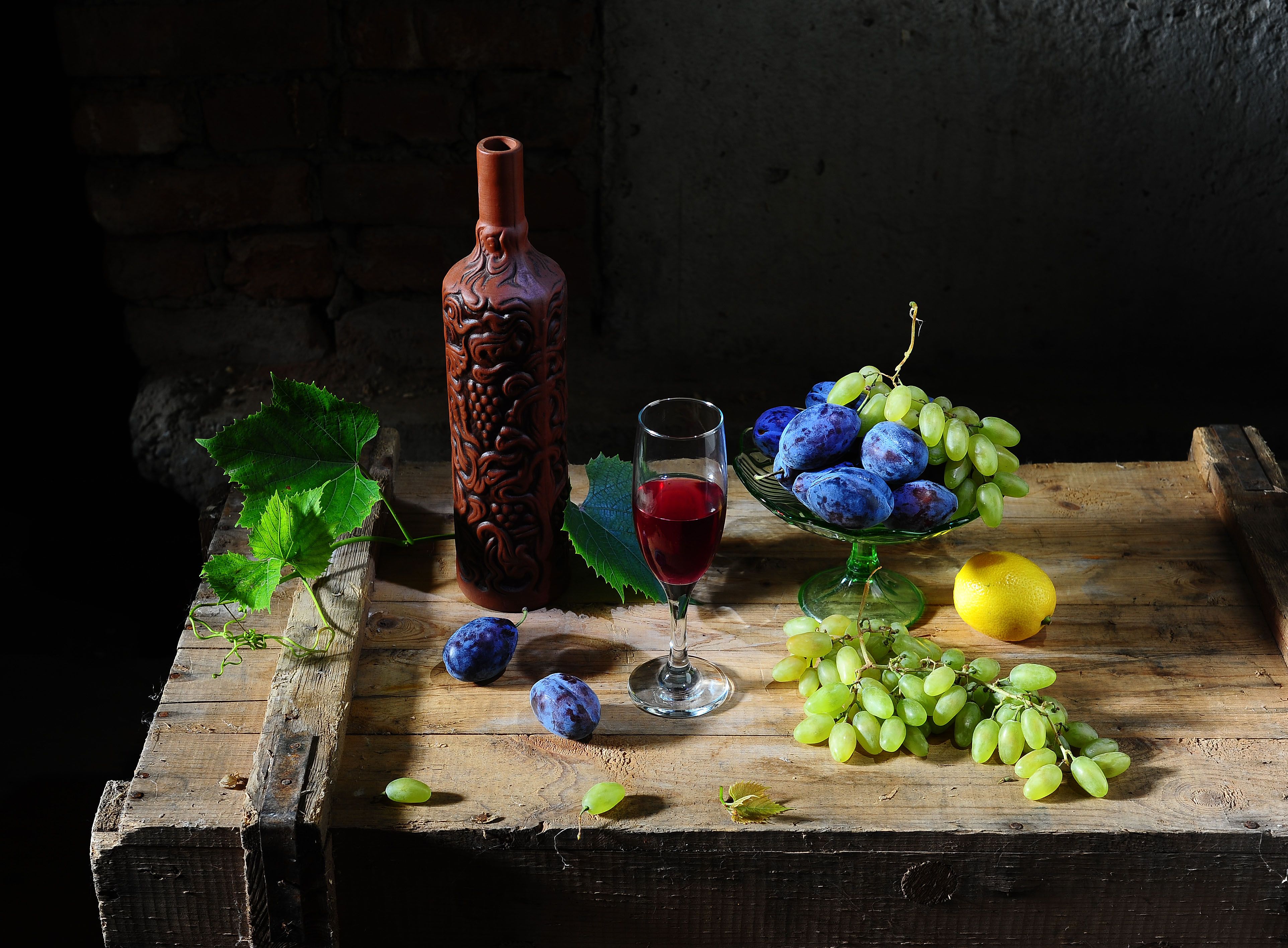 бутылка, виноград, сливы, лимон, Оксана Евкодимова