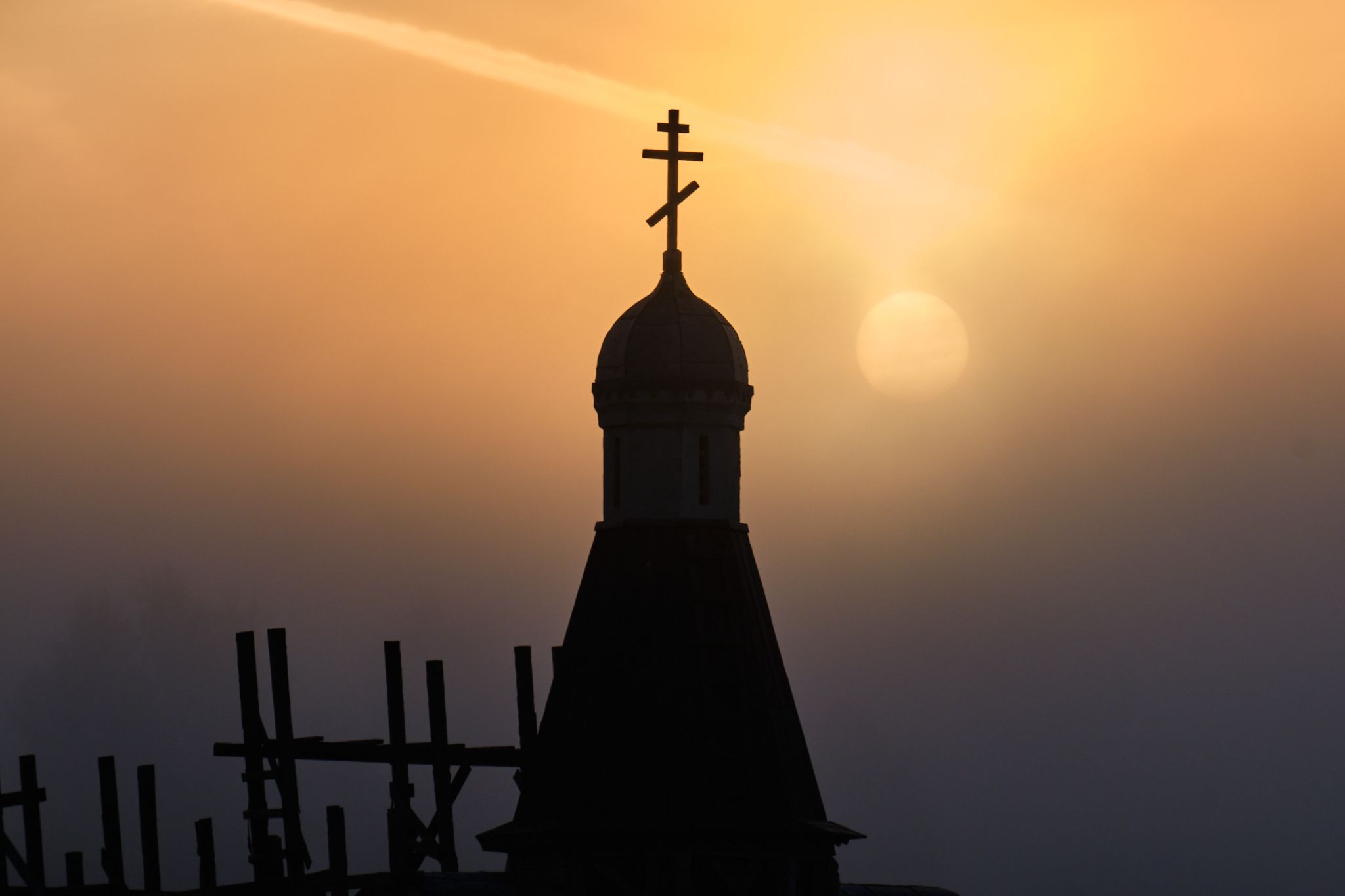 крест, церковь, туман, контраст, декорации, Савицкий Ян