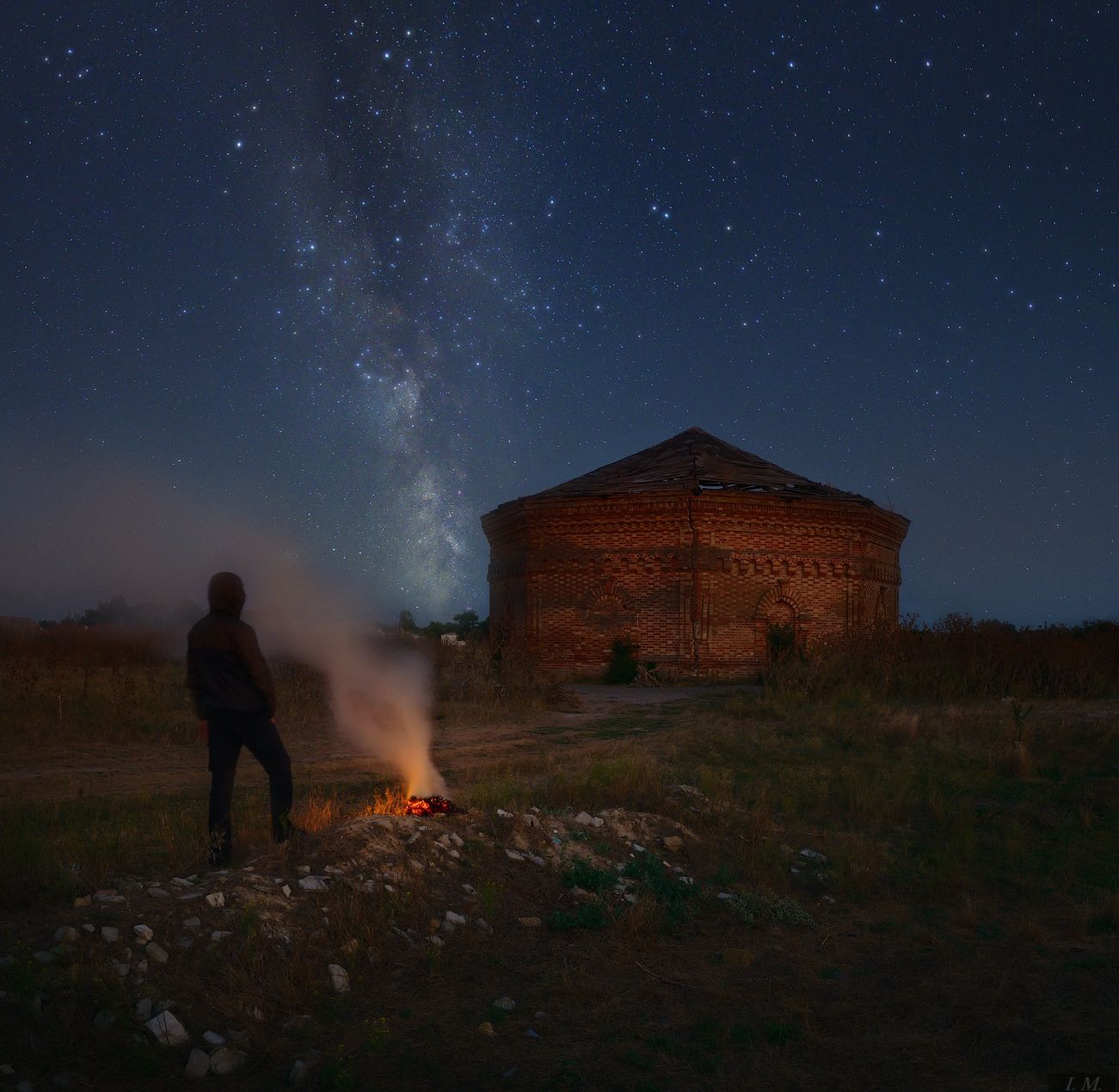 ночь, звезды, млечный путь, ночной пейзаж, храм, костер, дым, человек, путник, пейзаж, ночная сьемка, панорама, небо, sky, night, stars, panorama, temple, milky way, starry night, smoke, man, nightscape, masonic, Ivan Maljarenko