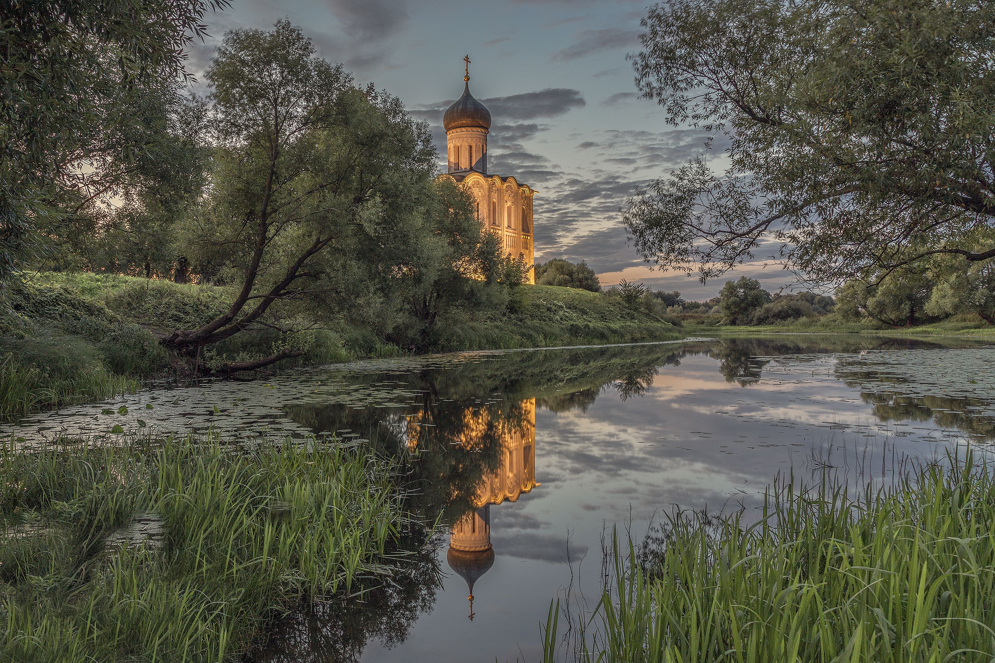 храм на берегу реки