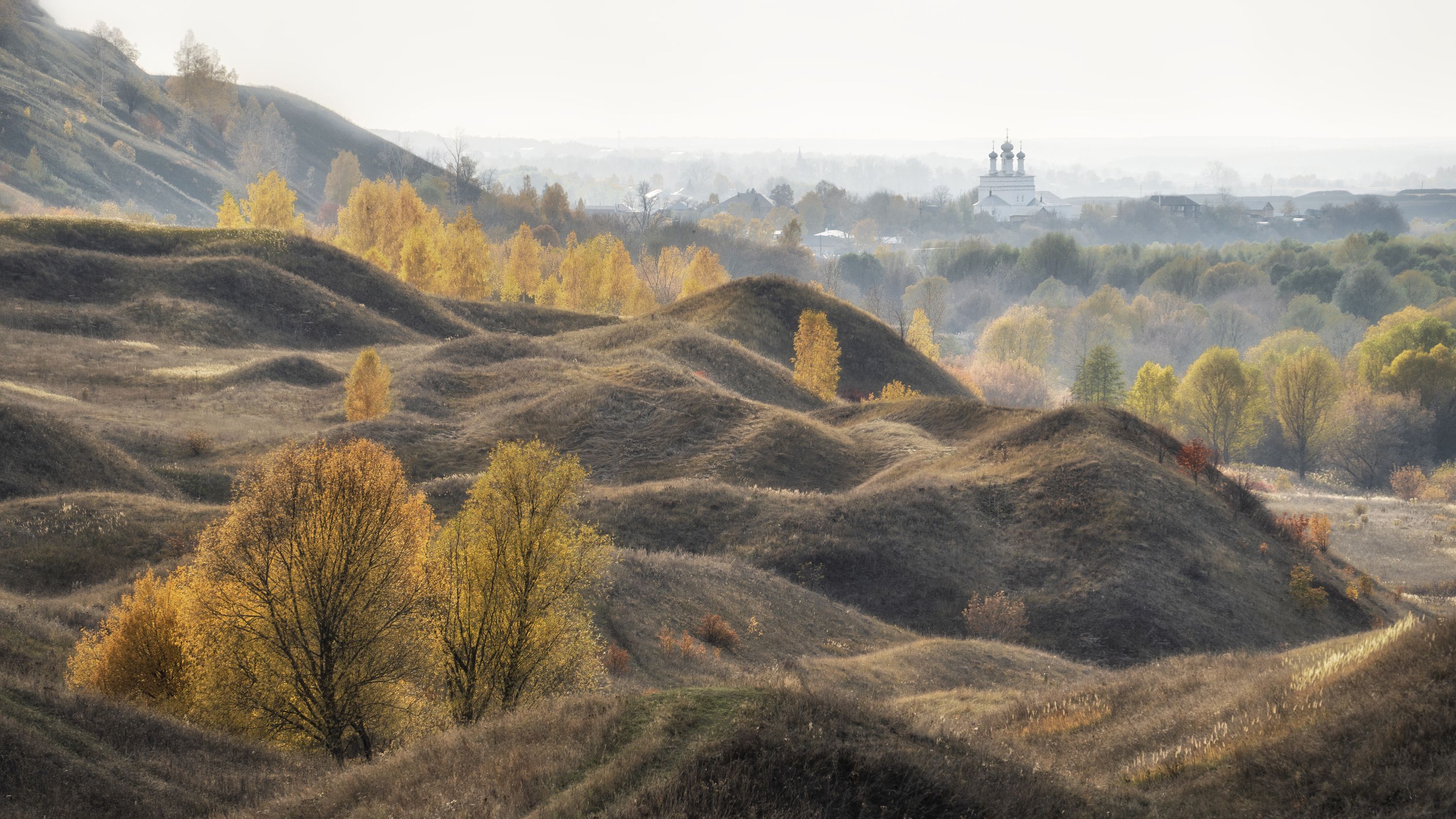 осень, утро, холмы, церковь, деревья, Андрей Колесов