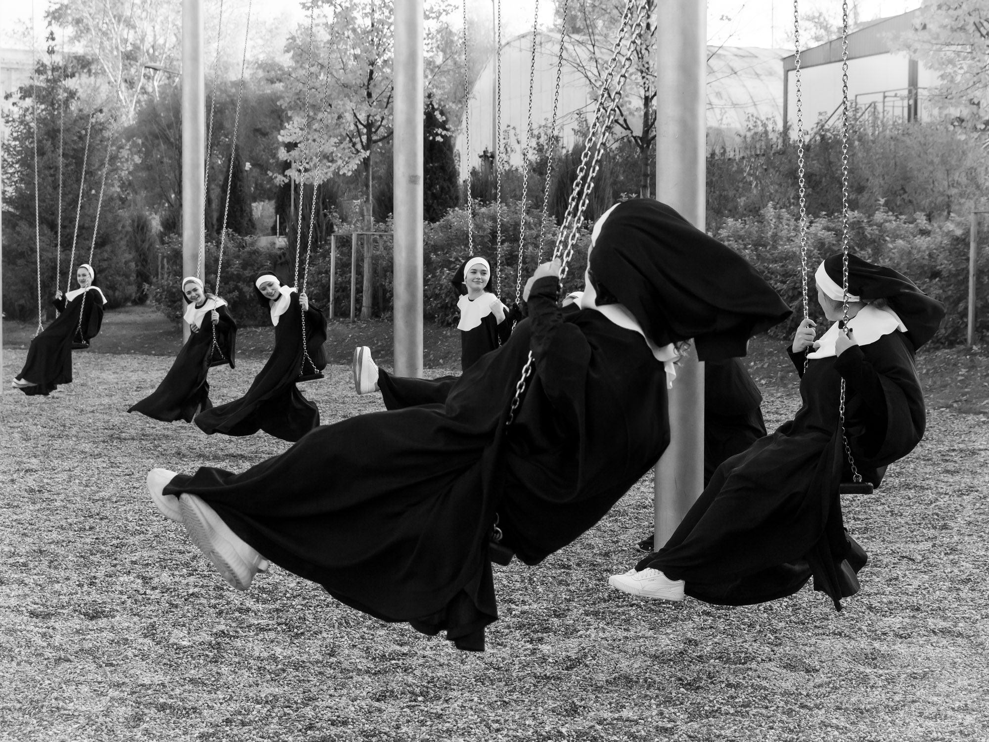 монашки, качели, развлечения, монахини, Ирина Назарова