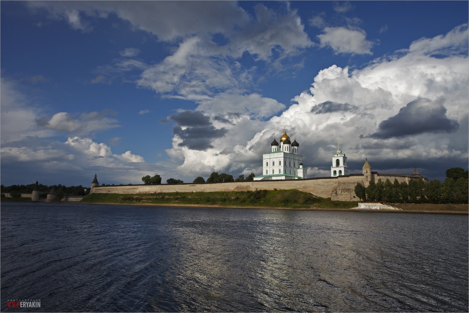 Оне псков. Pskov City. Открытки Псковская область. Псков Кремль арка. Псков панорамное фото.