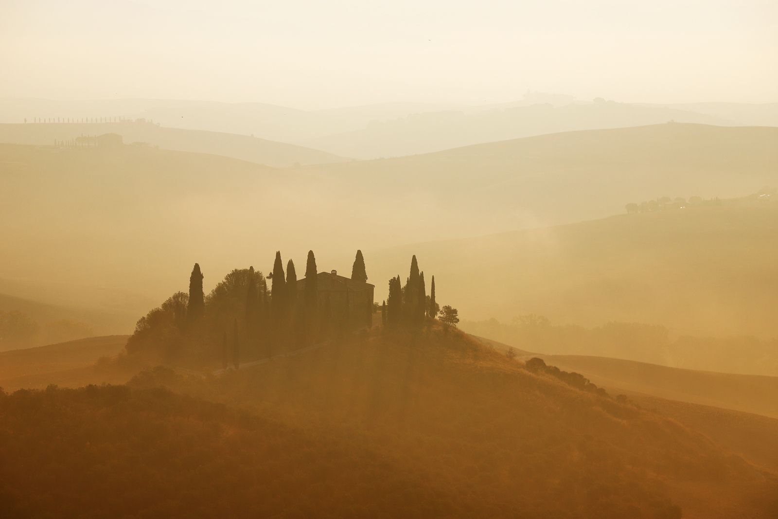 tuscany, sunrise, morning, mist, fog, light, hill, house, italy,, Jacek Lisiewicz