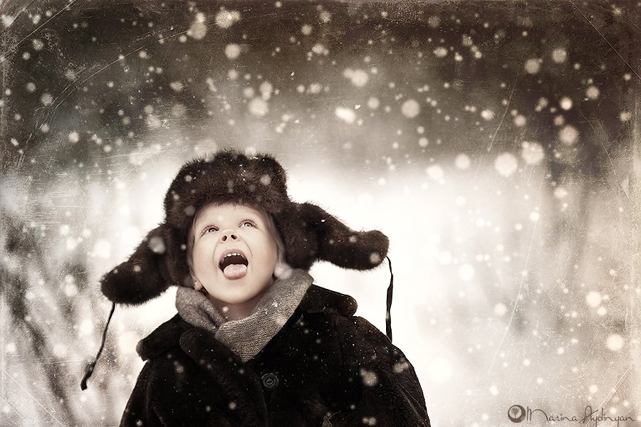 Первый снег детям. Мальчик в снегу. Дети радуются первому снегу. Ловить снежинки. Ловит снежинки языком.