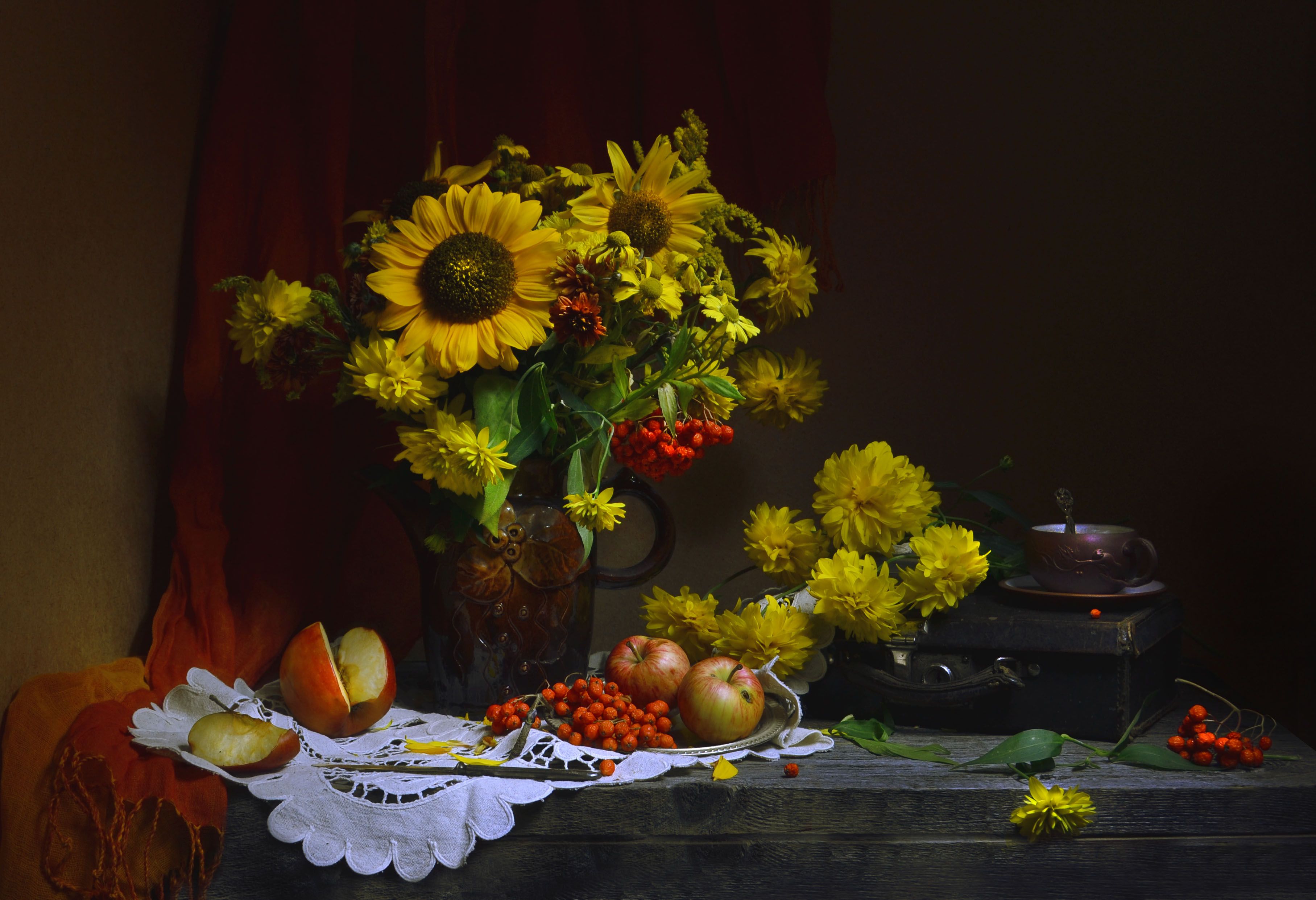 still life, натюрморт, цветы, фото натюрморт,  осень, октябрь, настроение,подсолнухи, золотые шары, рябина, яблоки, Колова Валентина