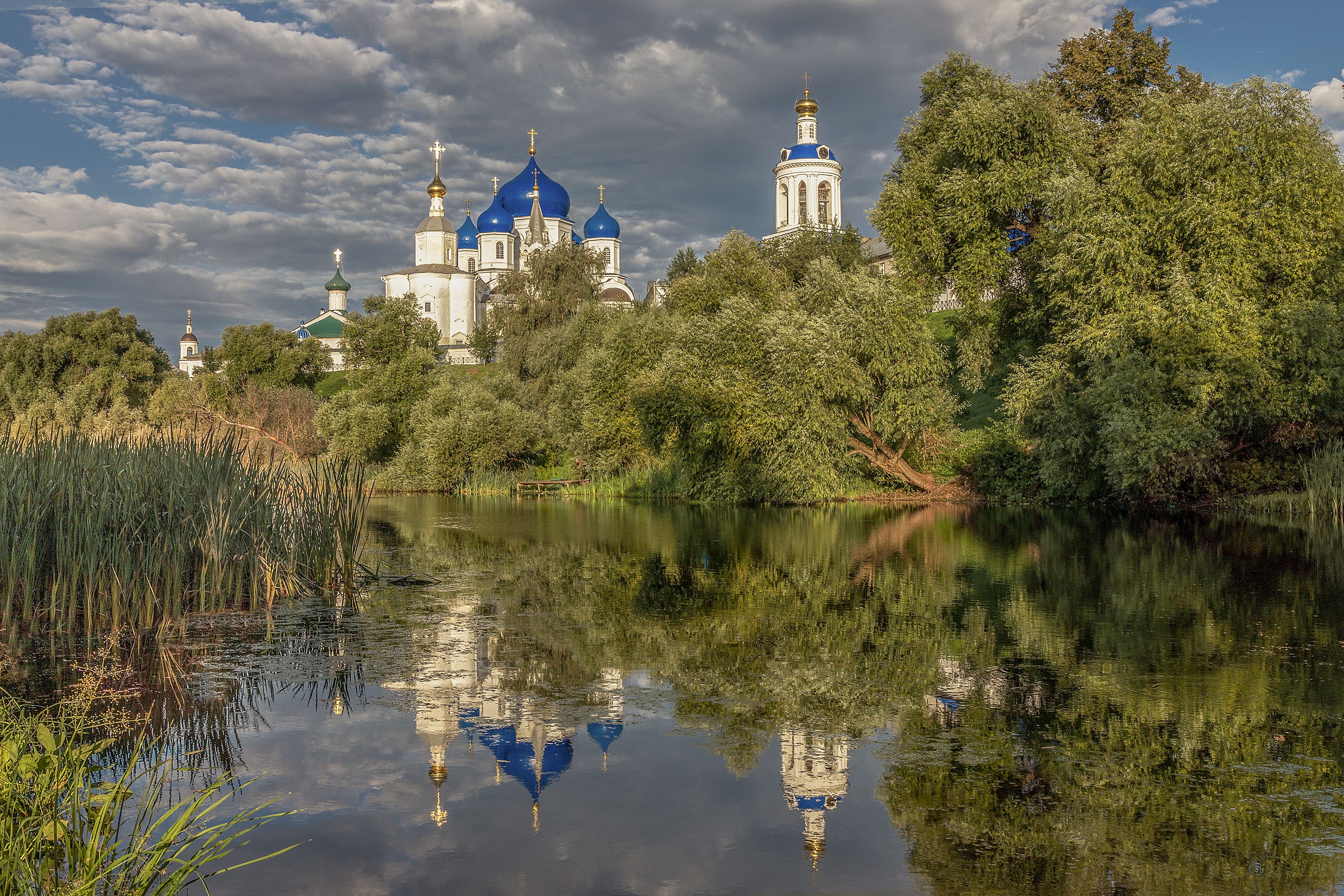 River church. Боголюбово Церковь. Боголюбово монастырь. Деревня Боголюбово Владимирская область. Боголюбово Владимирская область озеро.