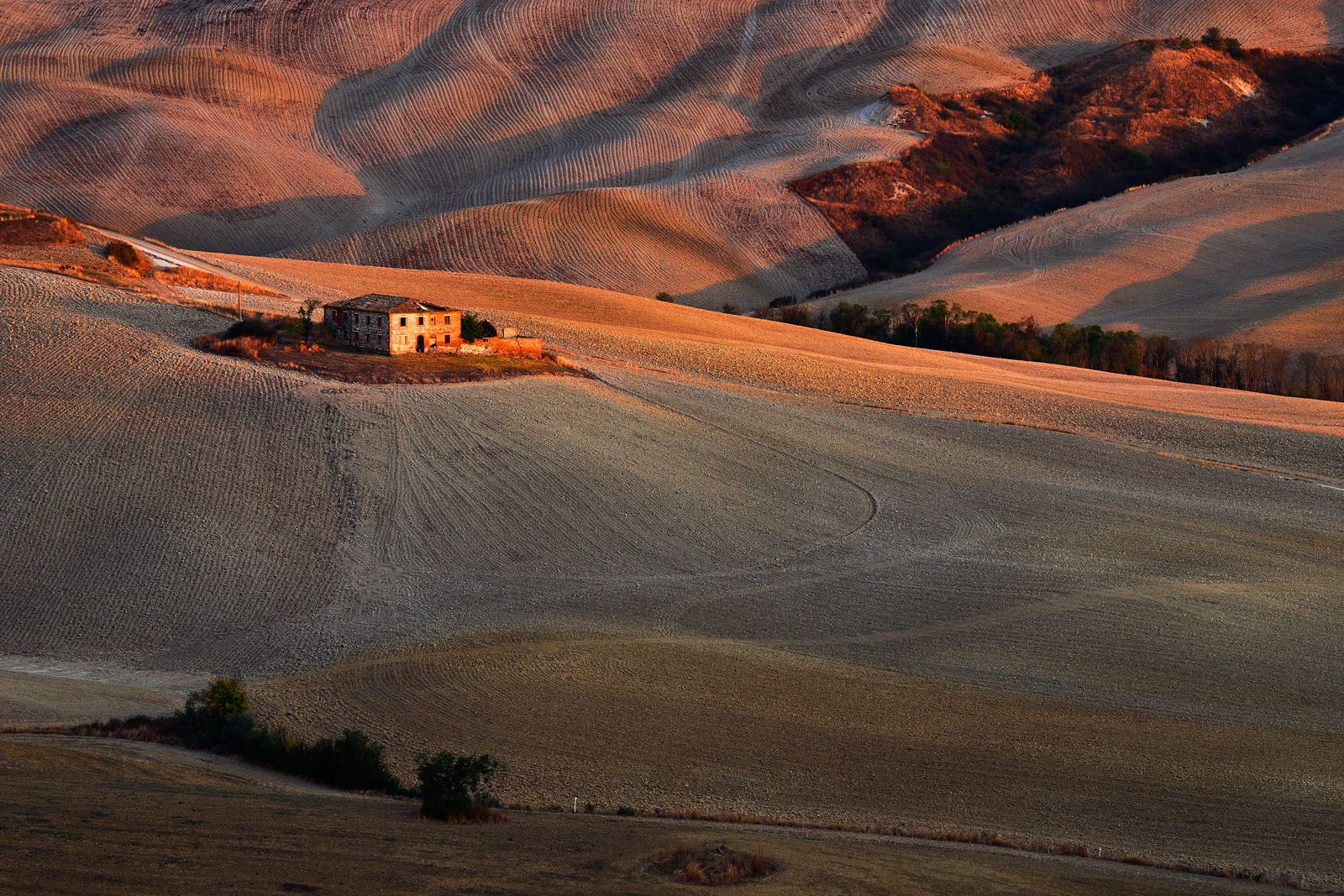 tuscany, crete senesi, house, autumn, morning, sunrise, light, field,, Jacek Lisiewicz