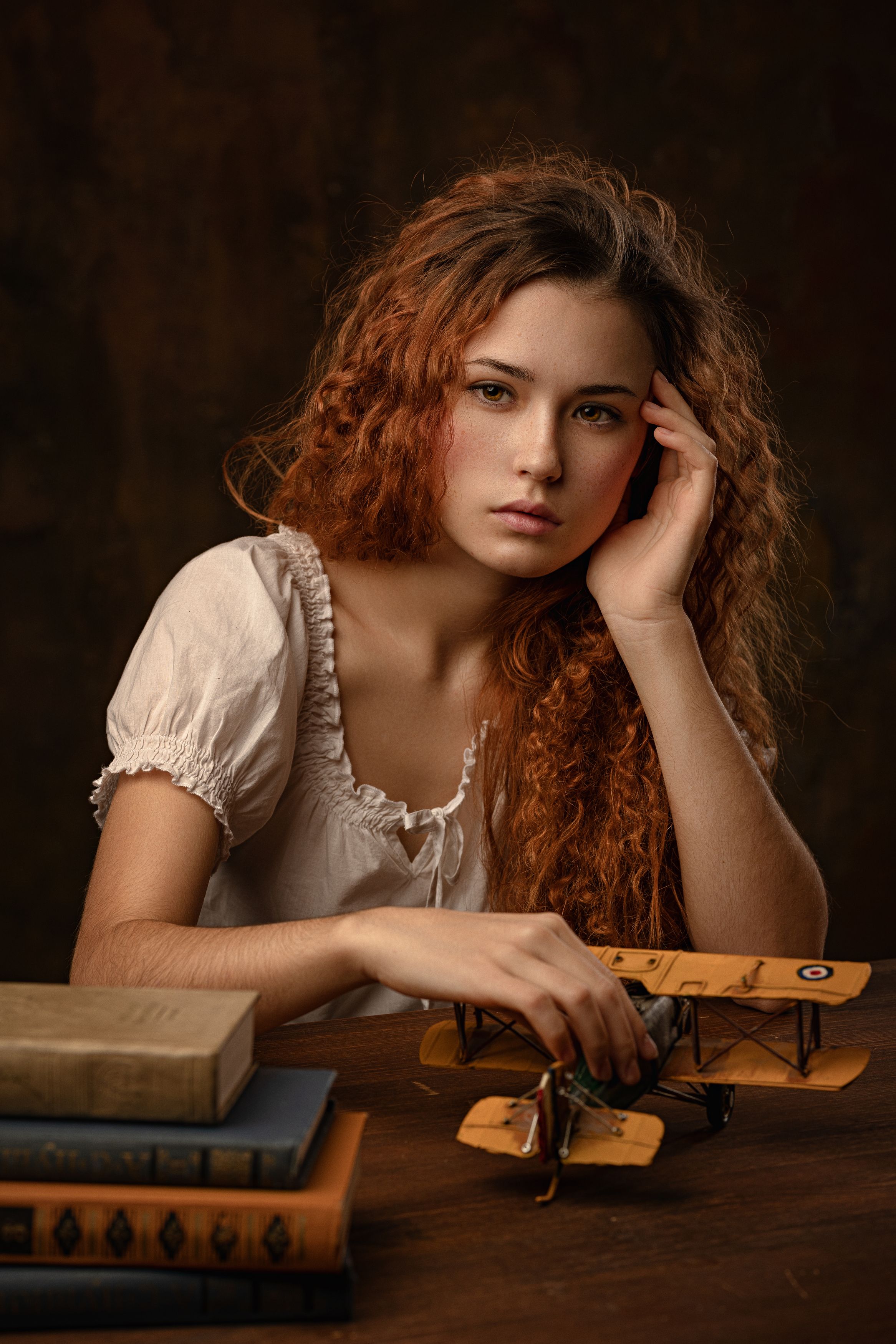 портрет девушки за столом, Андрей Трифонов
