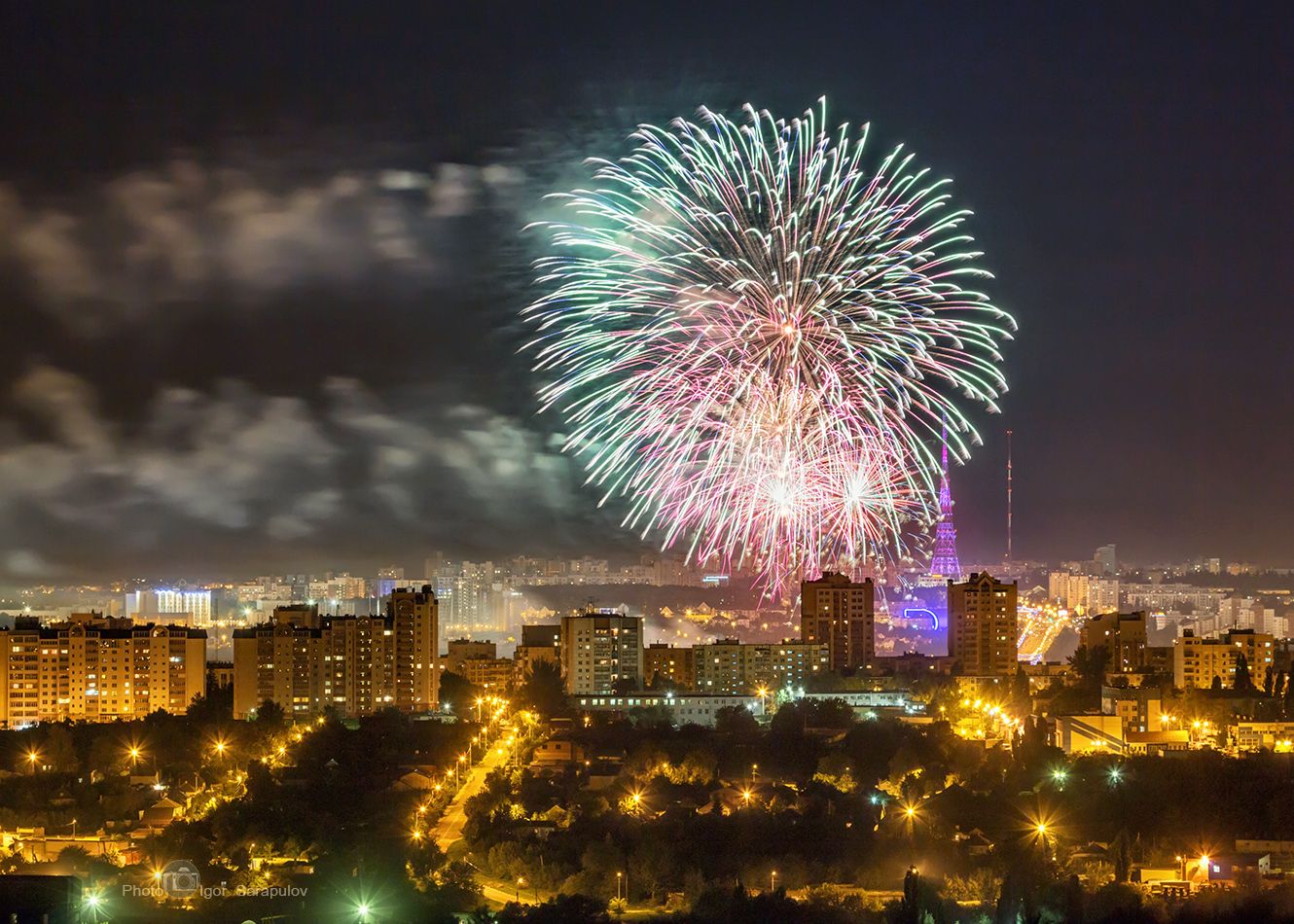 белгород, салют, салют в белгороде, праздничный фейерверк, фейерверк, улица, россия,  россия в кадре, праздник, ночная съёмка, лучи,   архитектура, live for the story, праздник,  уличное освещение, улица, ночь,, Игорь Сарапулов