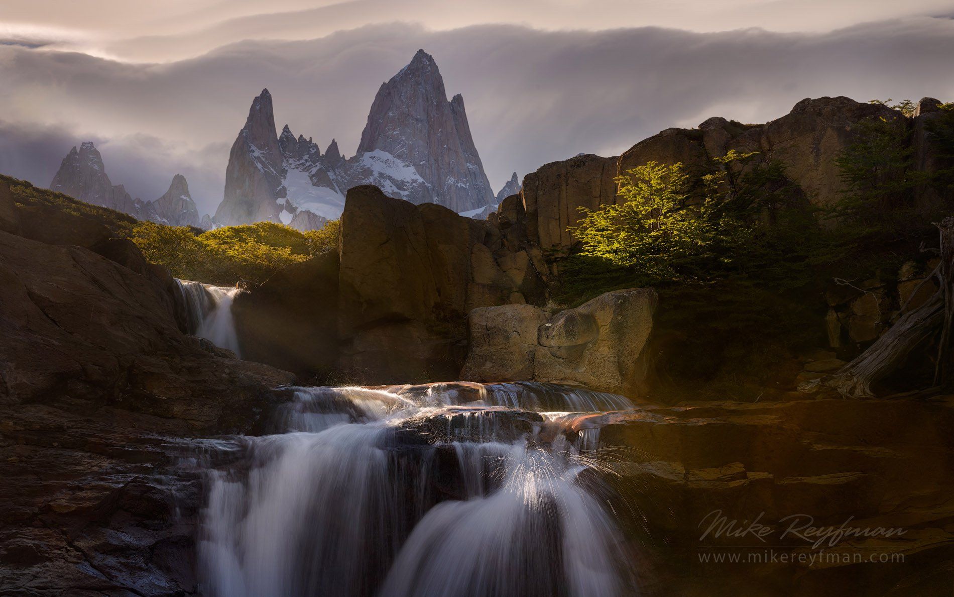 waterfalls of arroyo del salto river & fitz-roy massif. patagonia, argentina., Майк Рейфман