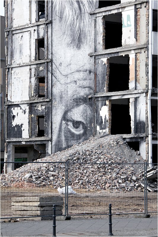 ч\б, дом, разрушенный дом, граффити, забор, мусор, хлам,, Victor Pechenev