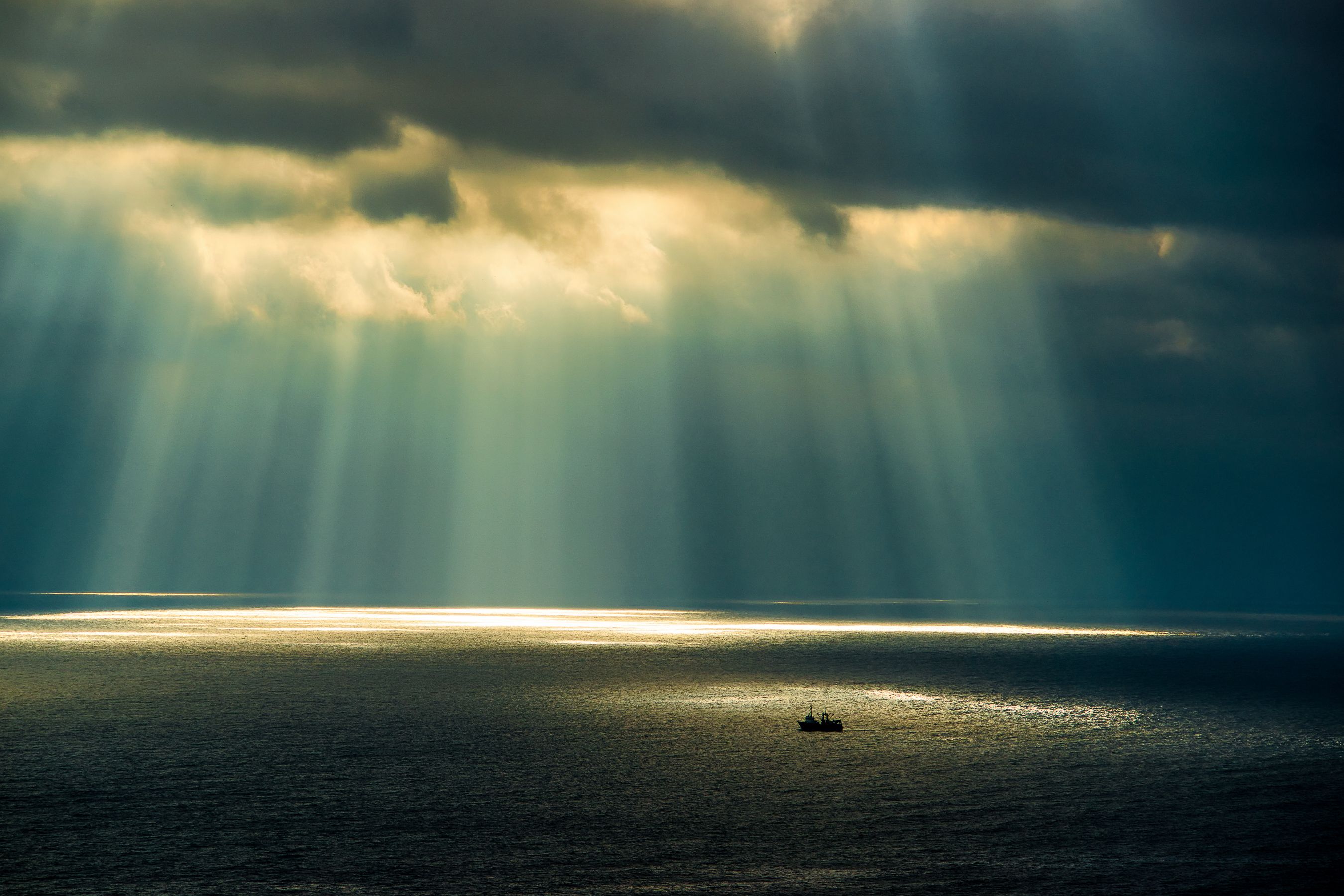 море солнце свет судно промысел тучи облака небо цвет, Дмитрий Несветайлов