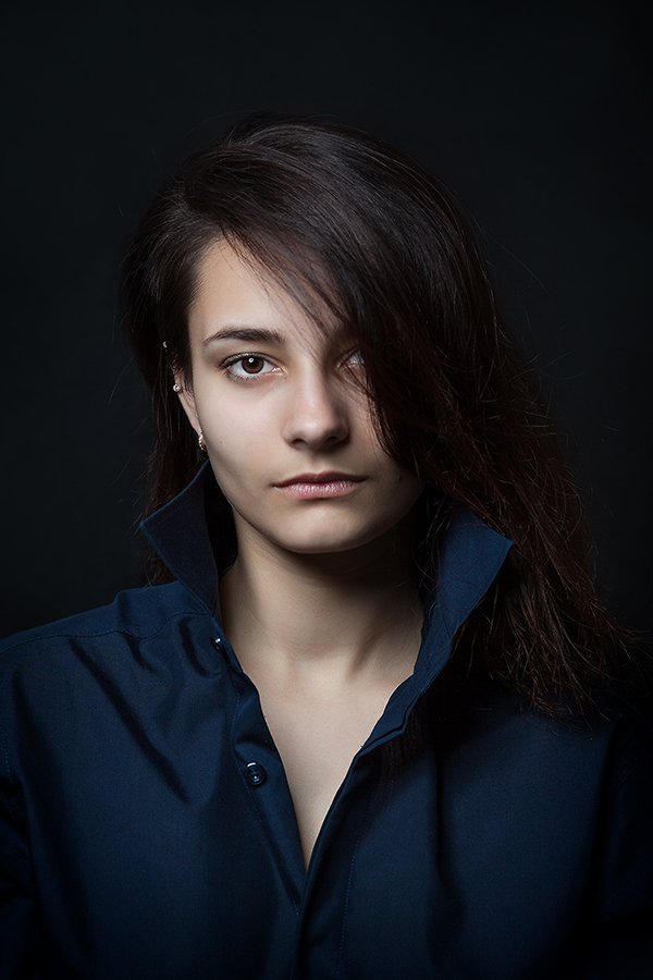 Портрет девушка синее чёрное све, Владимир Крылов