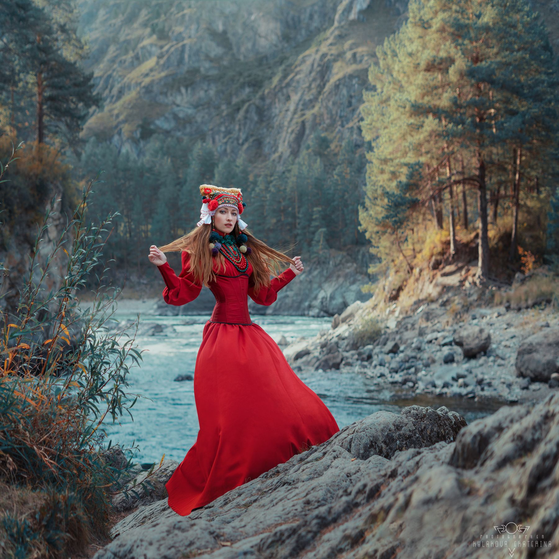 горы, река, осень, русский стиль, национальный, костюм, платье, красный, алтай, девушка, модель, Екатерина Кулакова