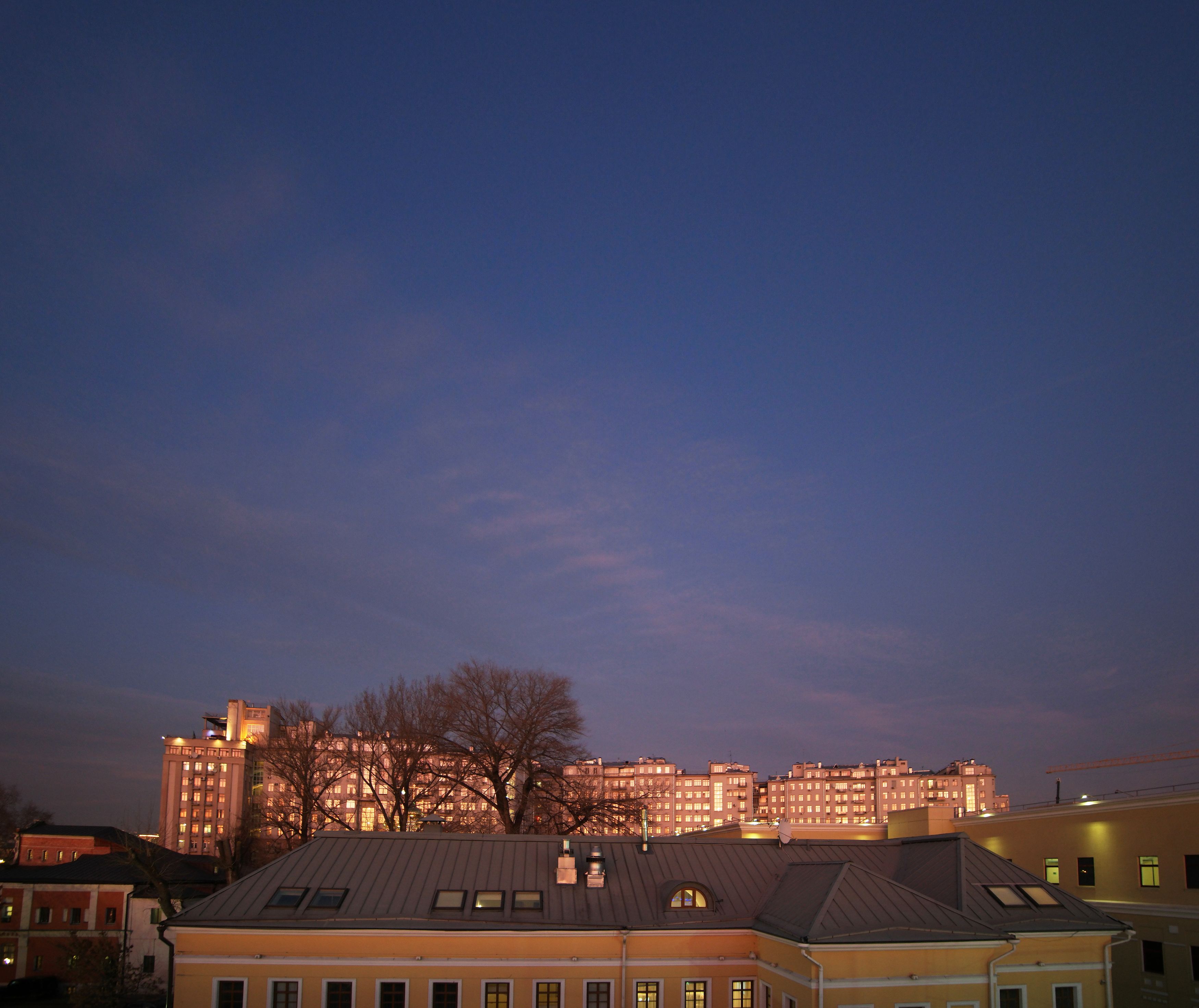 Дом на набережной, закат, окна, отражение, вечер, перистые облака, Дмитрий Ткаченко