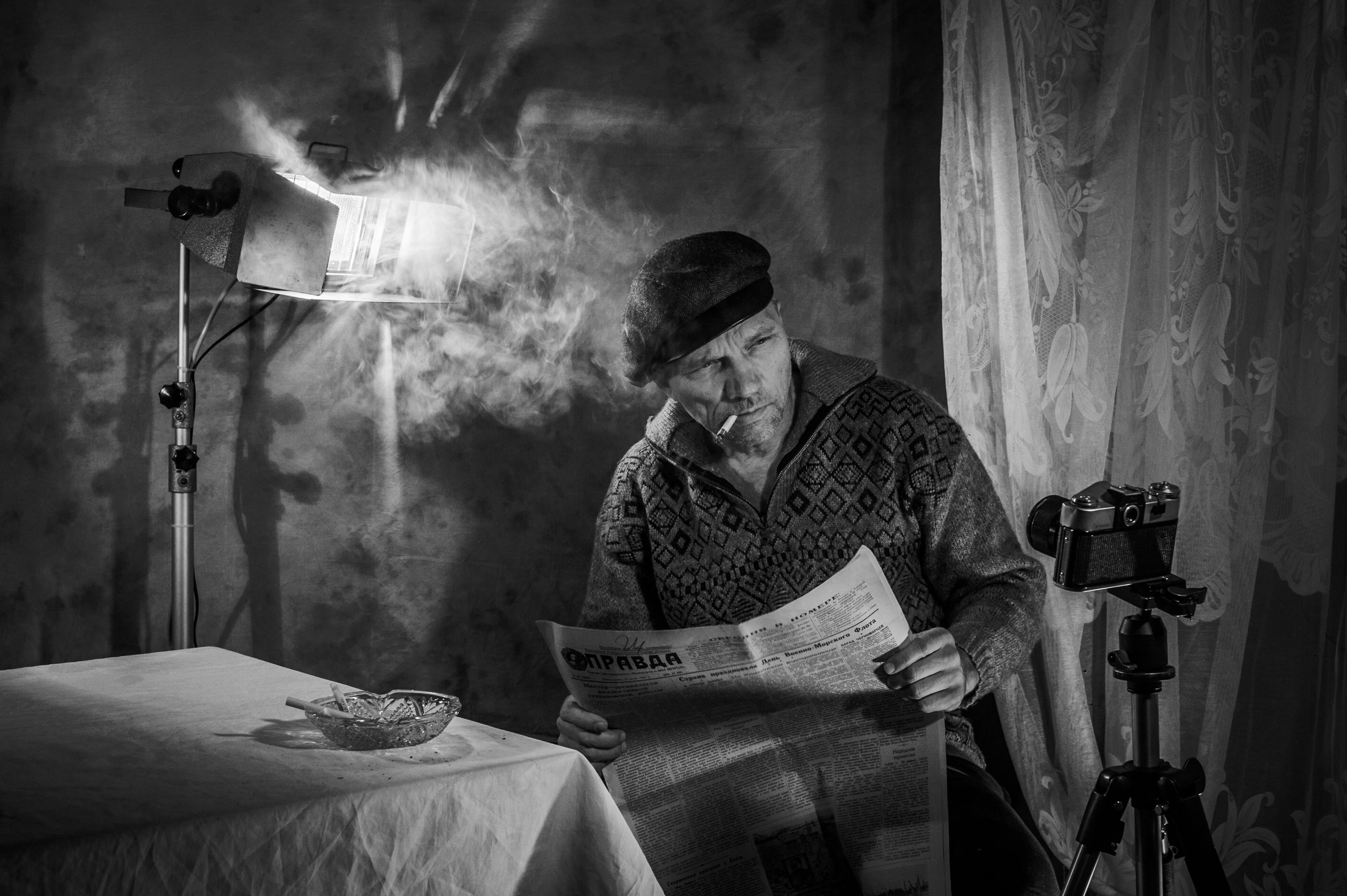 Чёрно-белое фото, ретро, автопортрет, зенит, табачный дым, Виктор Черкасов