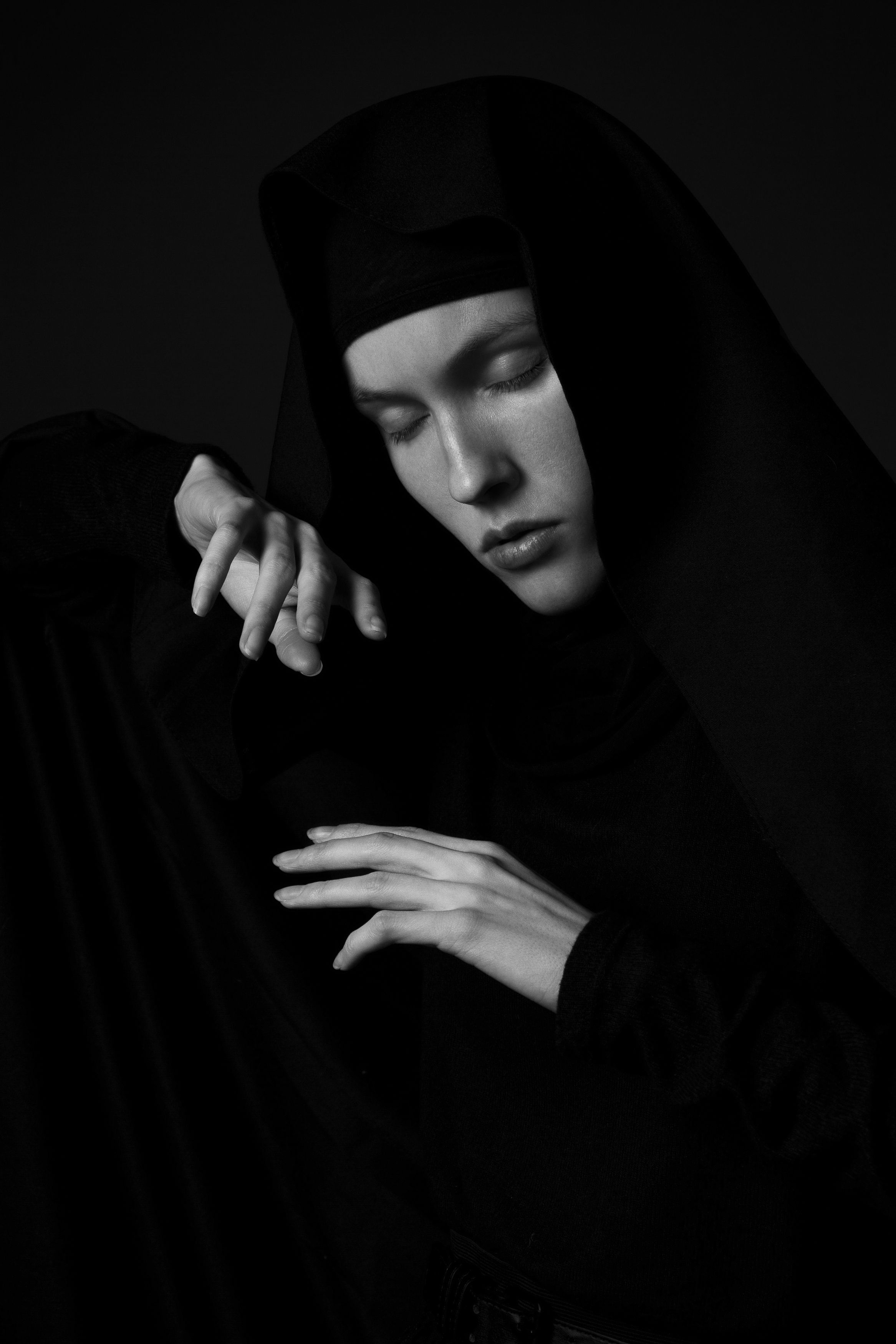 девушка портрет крупно руки монохром черно-белое лицо , Сергей Юдин