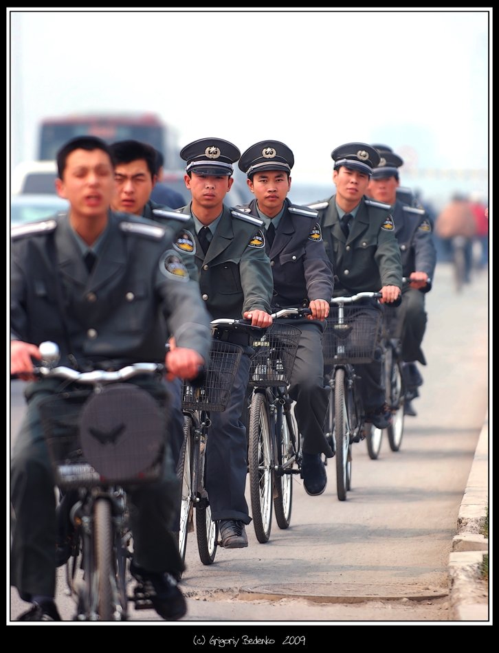китай, пекин, велосипедисты, полицейские, Григорий Беденко