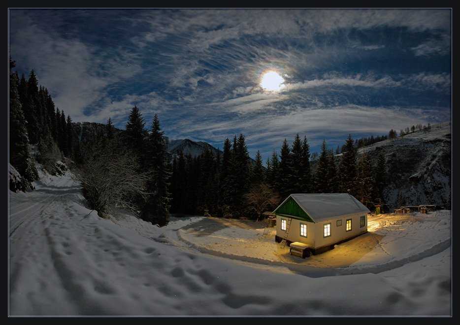 ночь,луна,природа,горы,зима,лес,облака,дорога,елки,снег,домик,окно,свет, Андрей Ухов