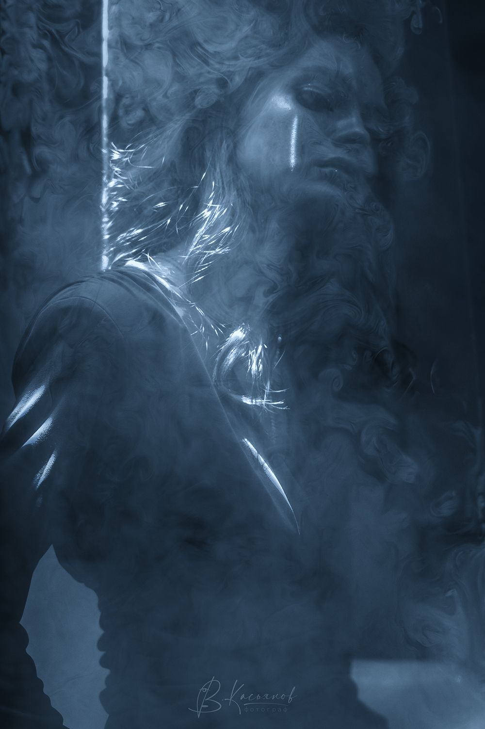 портрет в синем свете с дымом, Виталий Касьянов