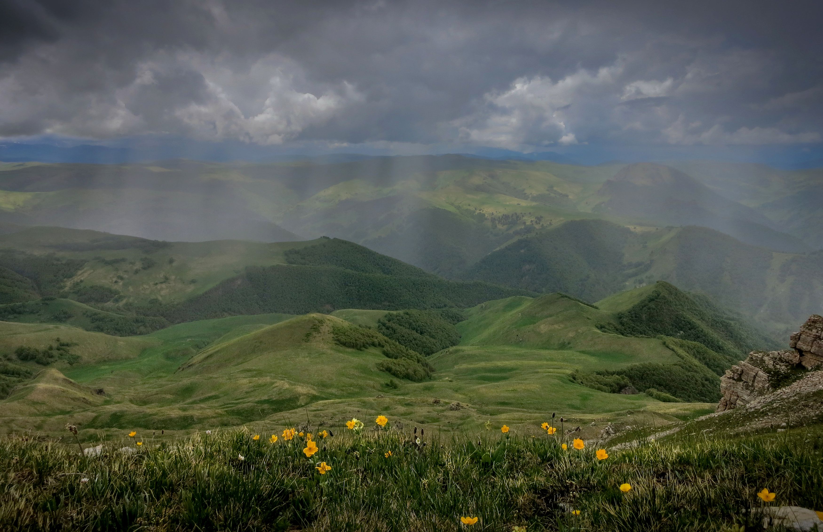 Плато Бермамыт. Дождь на Кавказе. Черкаска лето Северный Кавказ.