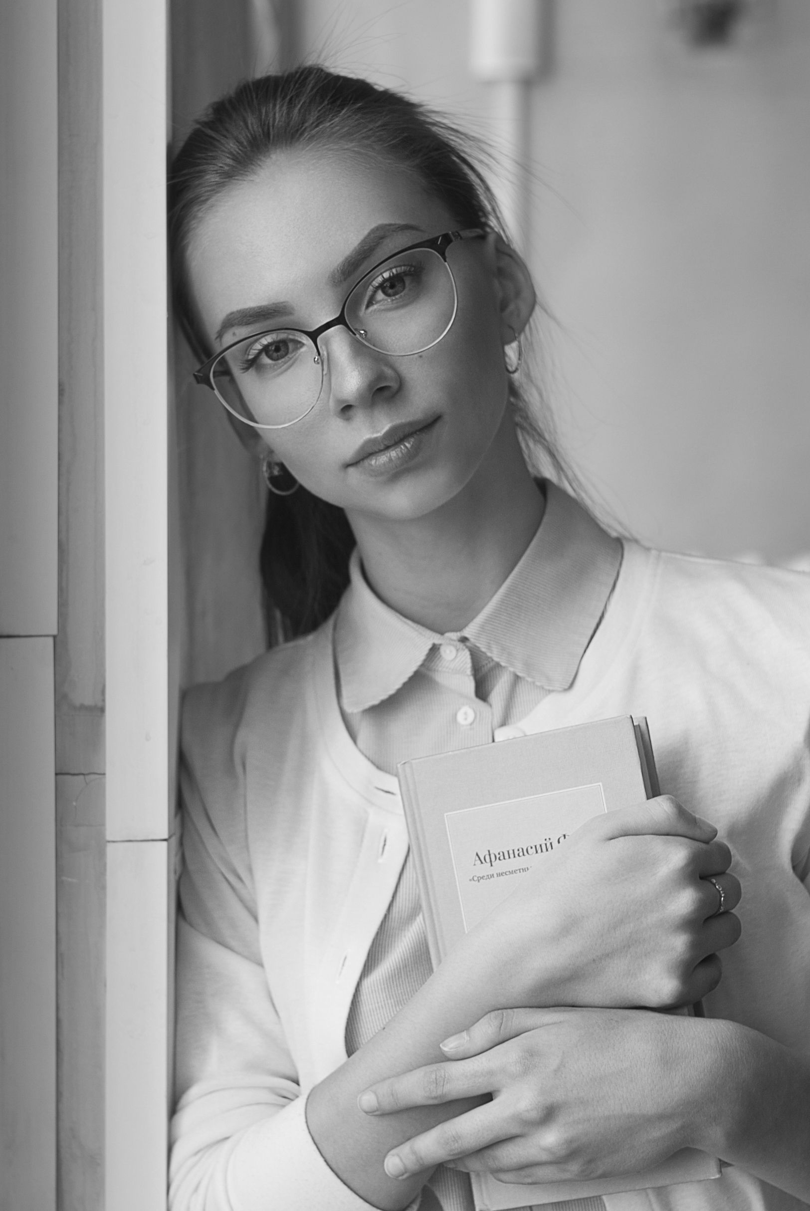 красивая, девушка, очки, библиотека, книга, окно, Александр Зыков