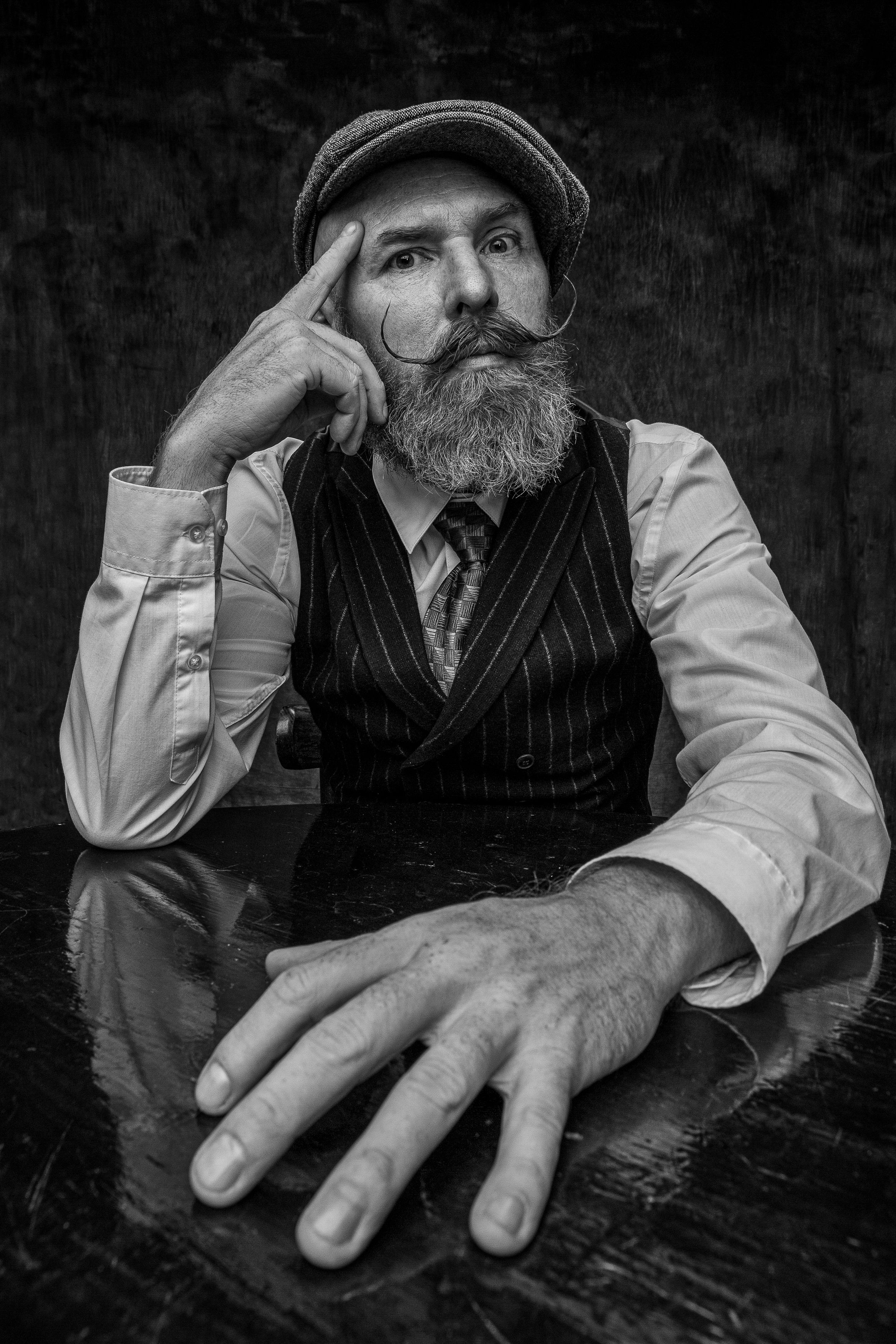 мужчина портрет черно-белое крупно сидя ретро, Сергей Юдин