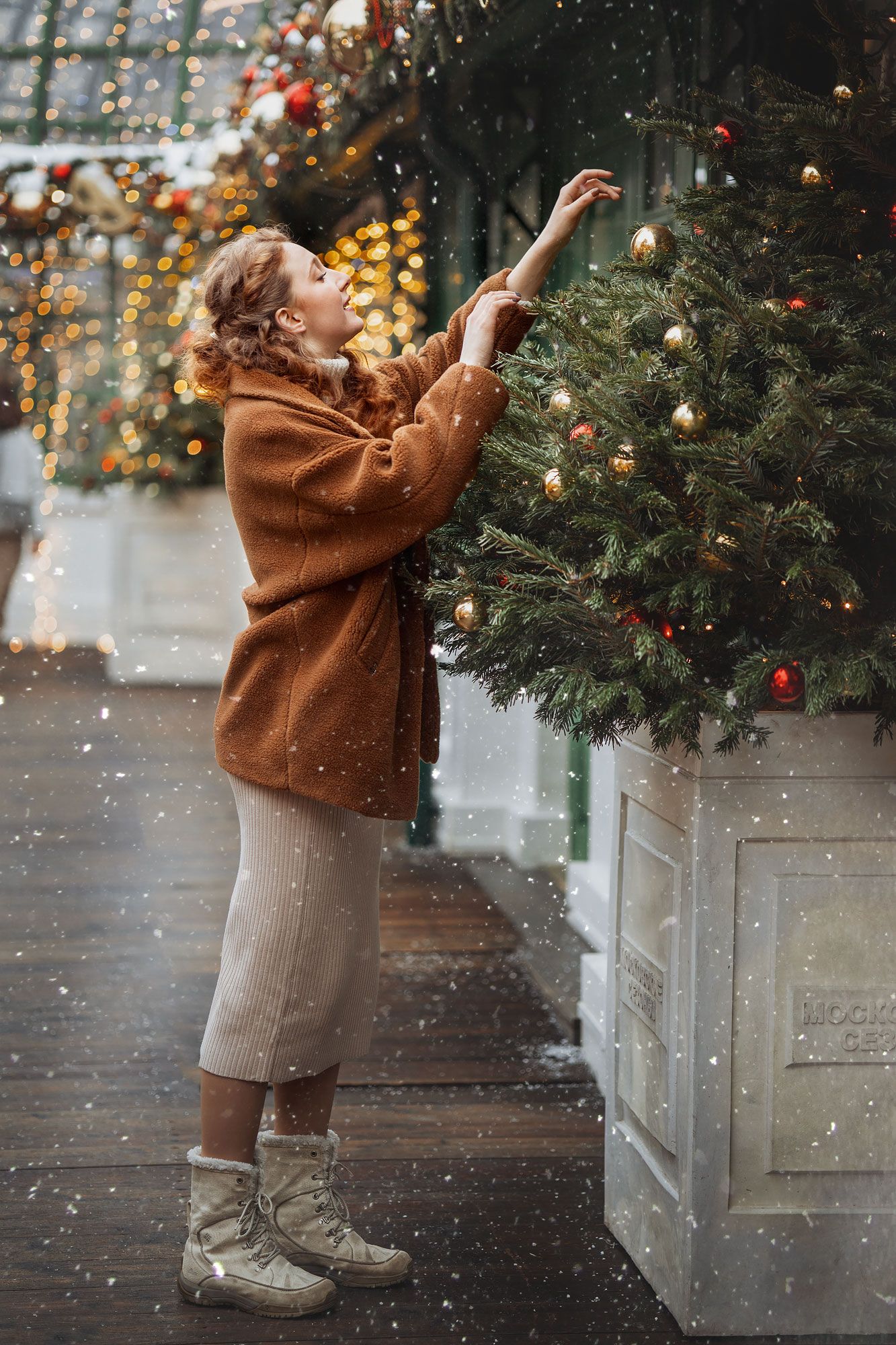 девушка прогулка новый год праздник огоньки гирлянды елка подарки рыжие волосы улица ярмарка, Ирина Мухина