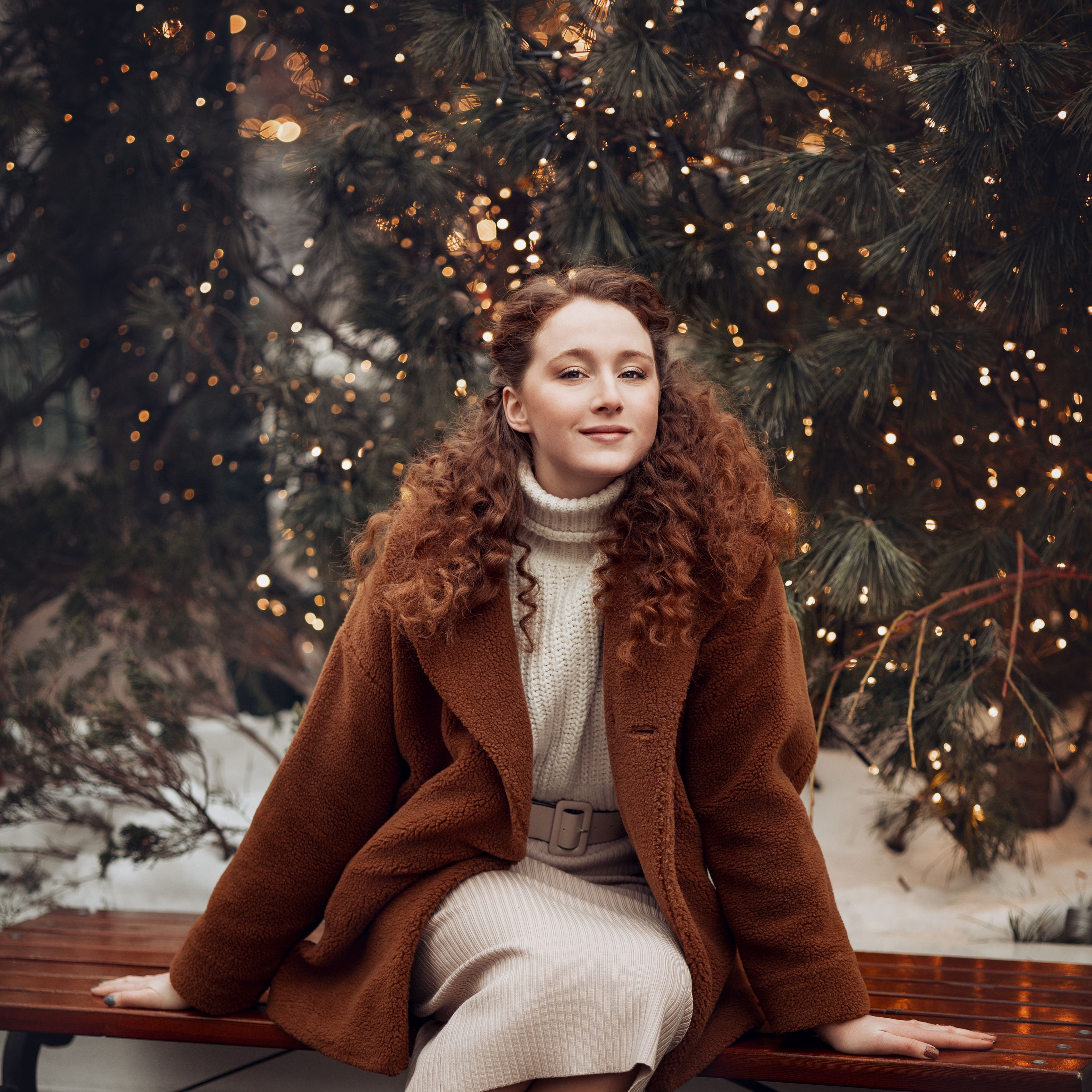 девушка прогулка новый год праздник огоньки гирлянды елка подарки рыжие волосы улица ярмарка, Ирина Мухина