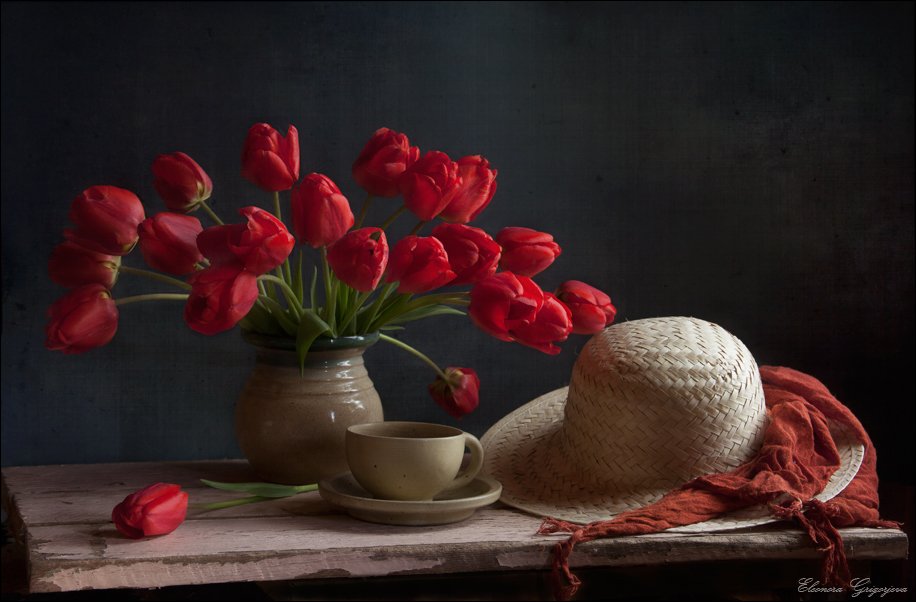 Весна, Красные тюльпаны, Натюрморт, Соломенная шляпка, Цветы, Eleonora Grigorjeva
