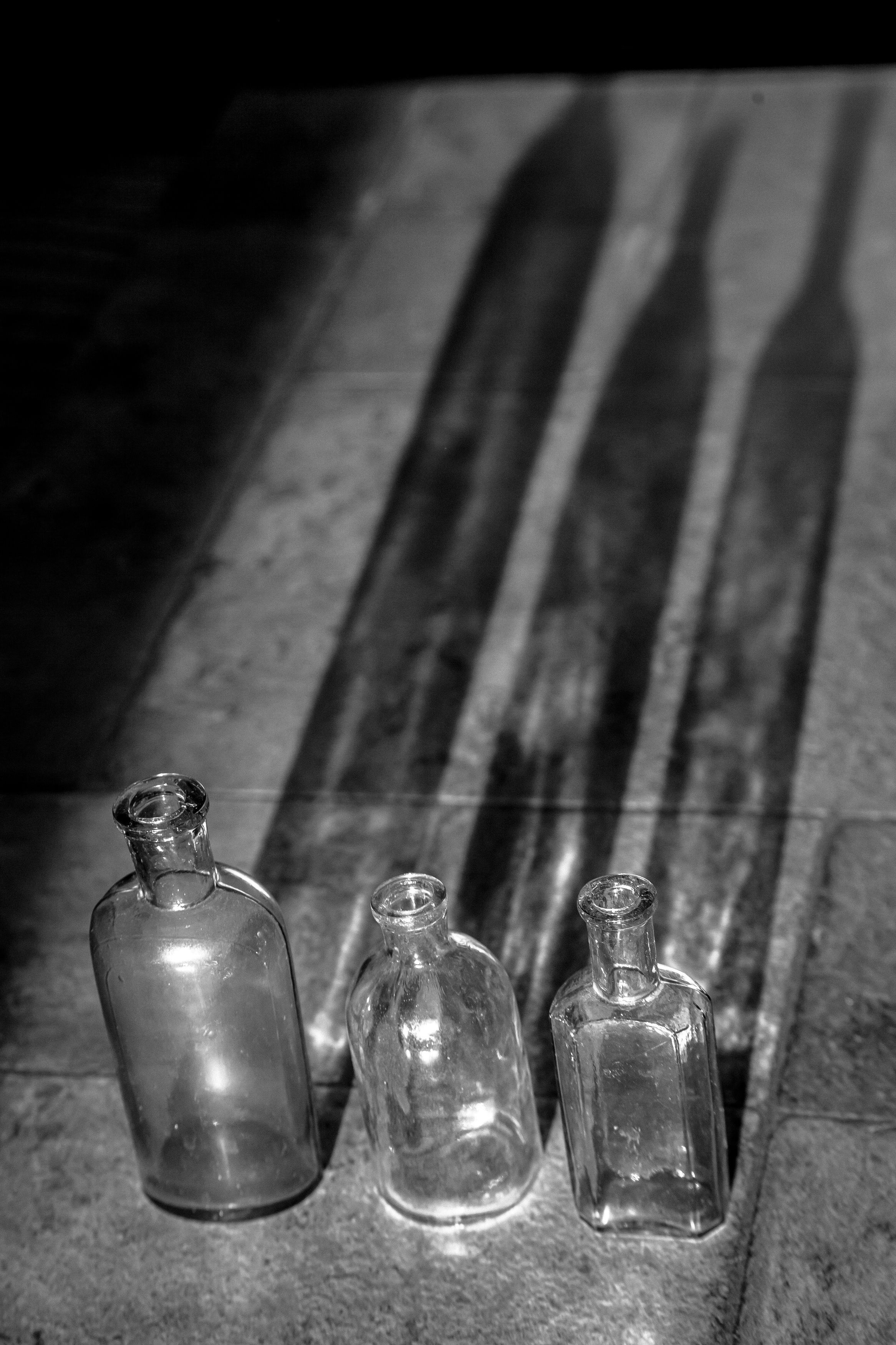 Тень, стекло, свет, склянки, Эльвира Сагдиева