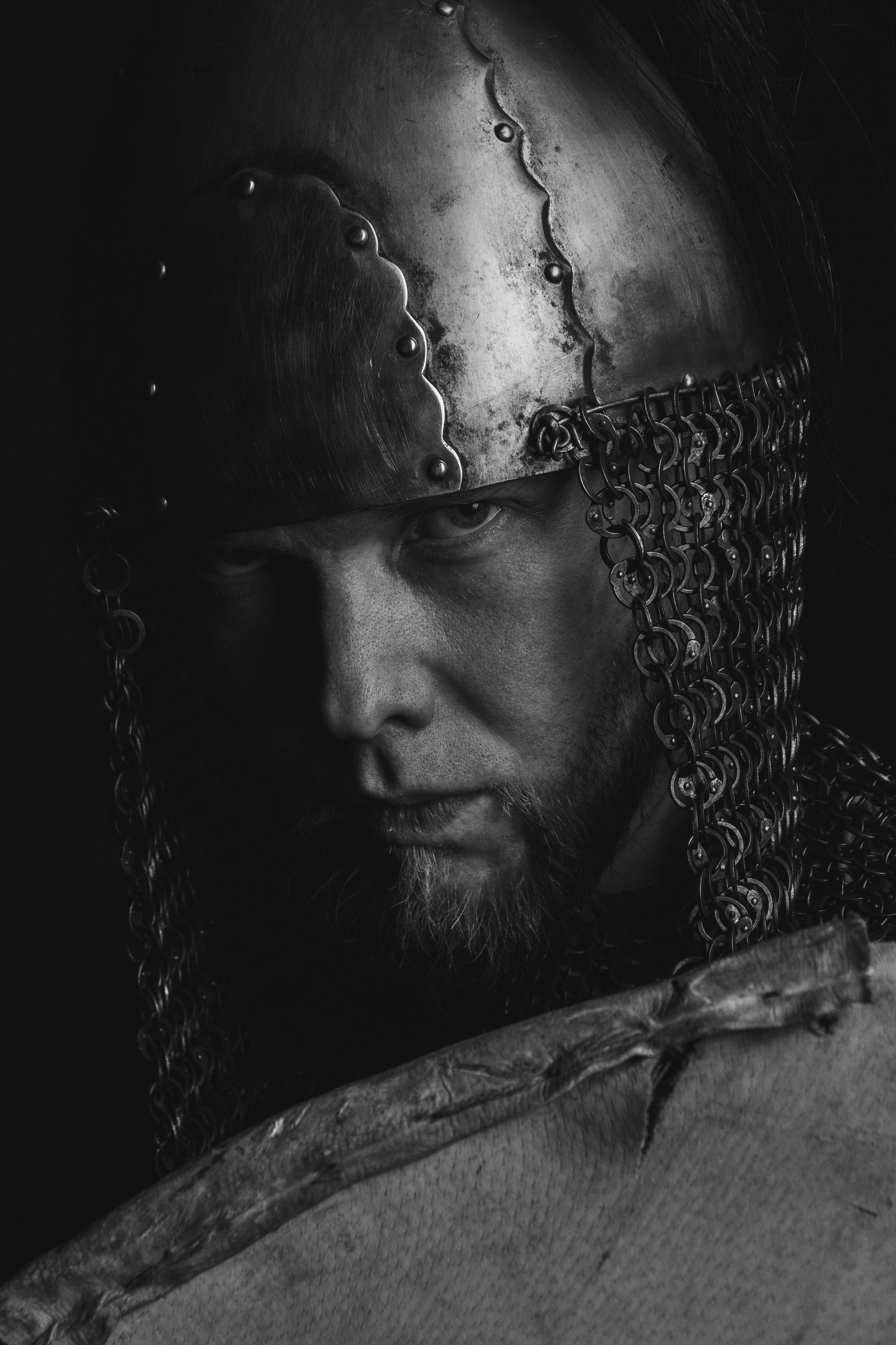 портрет мужчина черно-белое крупно доспехи воин, Сергей Юдин