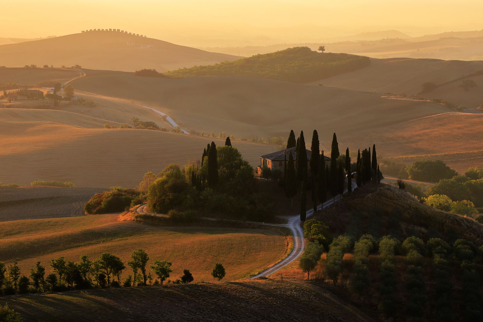 italy, tuscany, belvedere, val d\'orcia, morning, sunrise, mist, fog, mood, light, meadow, house, hill,, Jacek Lisiewicz