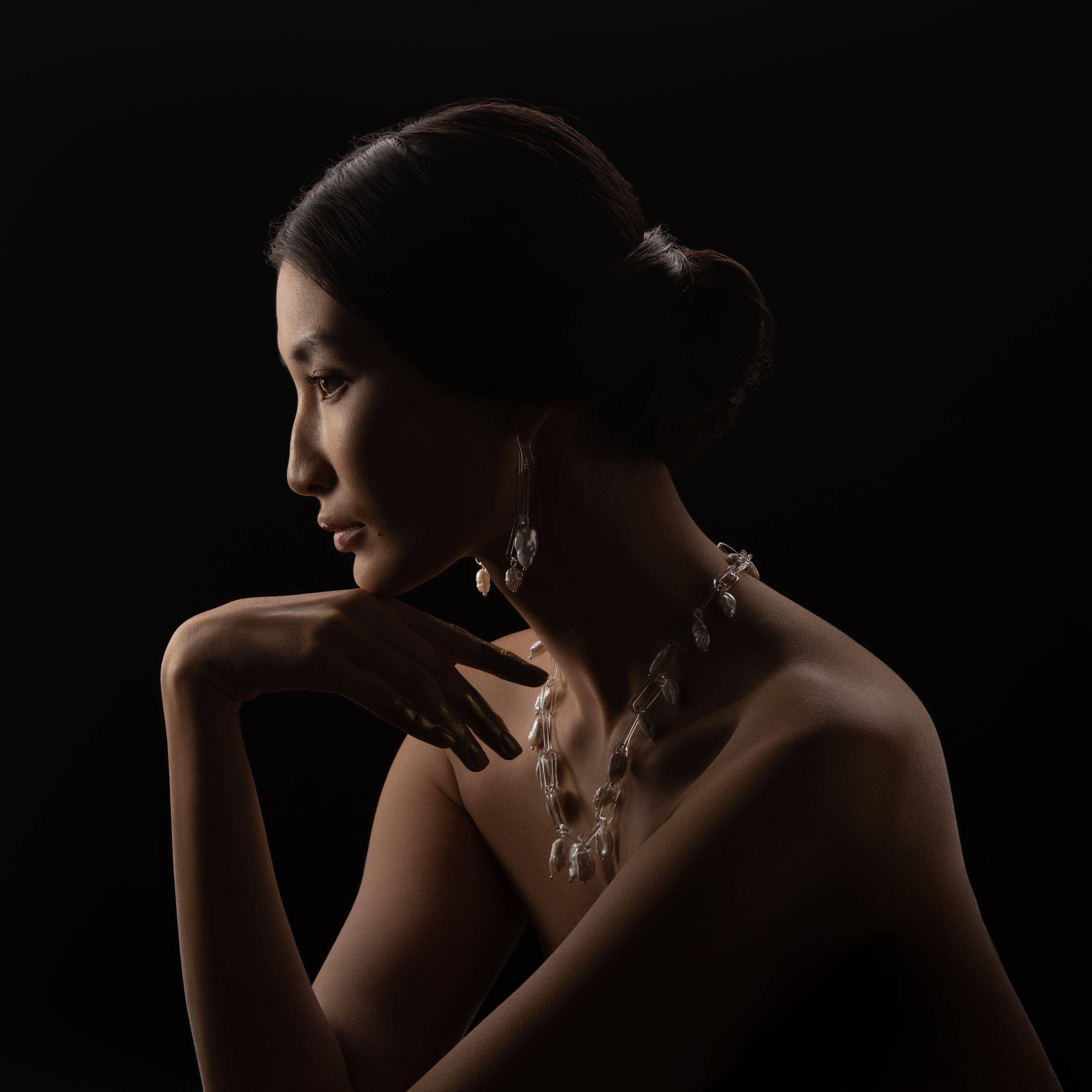 portrait, pearls, profile, low key, beauty, Масленникова Алла