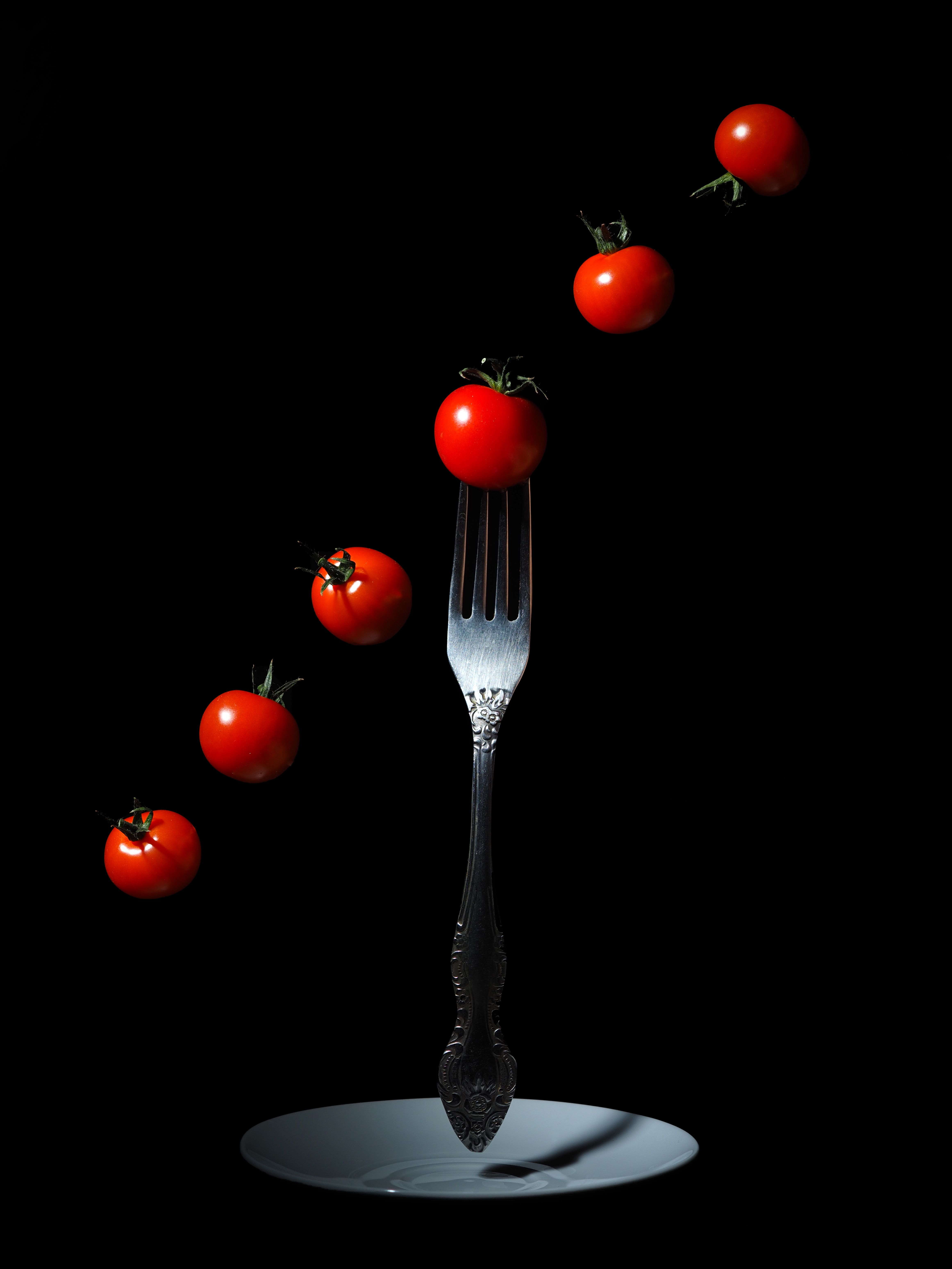 помидора, черри, вилка, левитация, черный, натюрморт, минимализм, Сергей Калёв