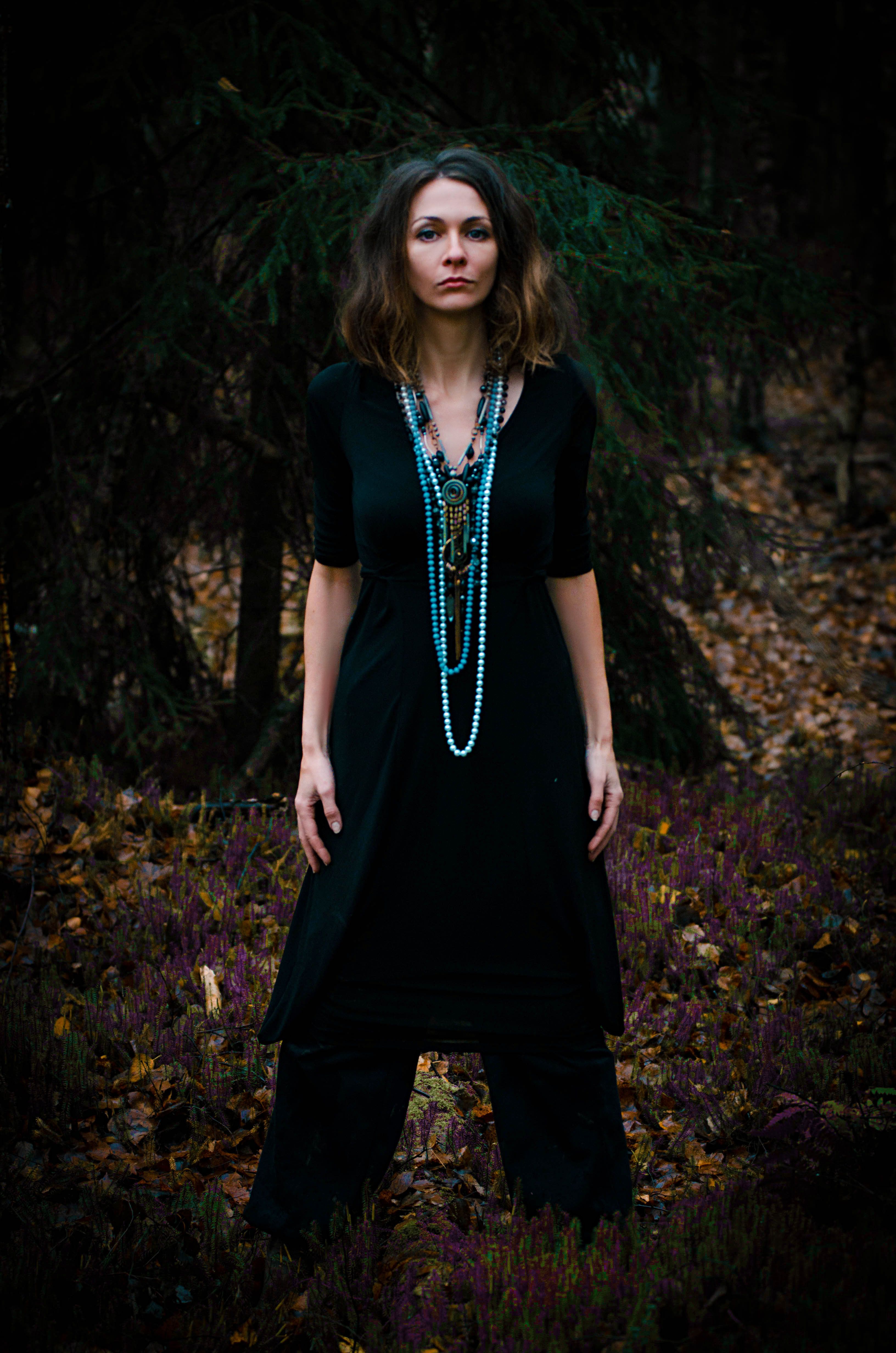 темное фото, осень, лес, черная одежда, девушка стоит, Аверина Елена