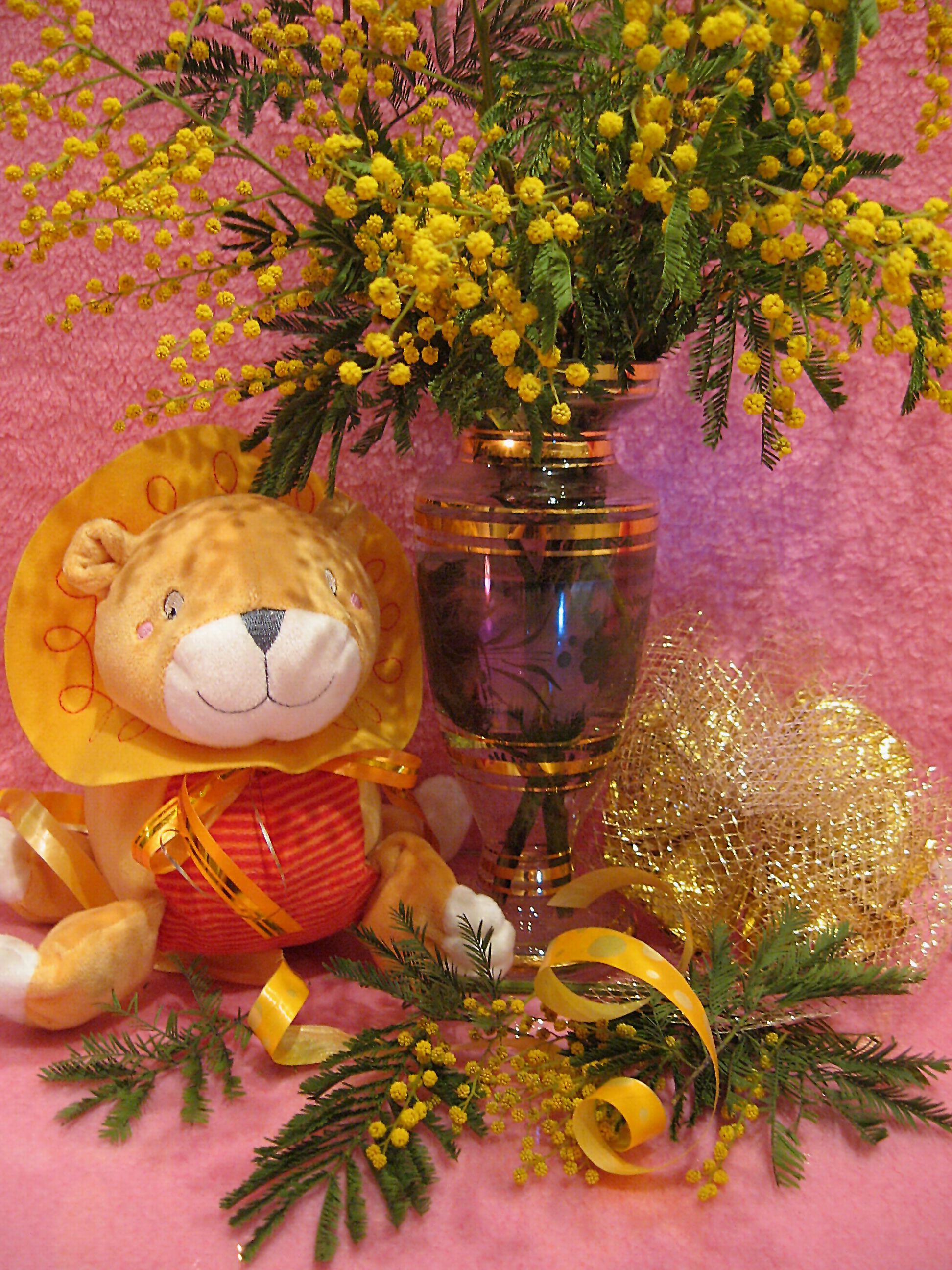 цветы, букет, мимоза, игрушка, лев, бант, лента, стекло, ваза, Наталия Тихомирова