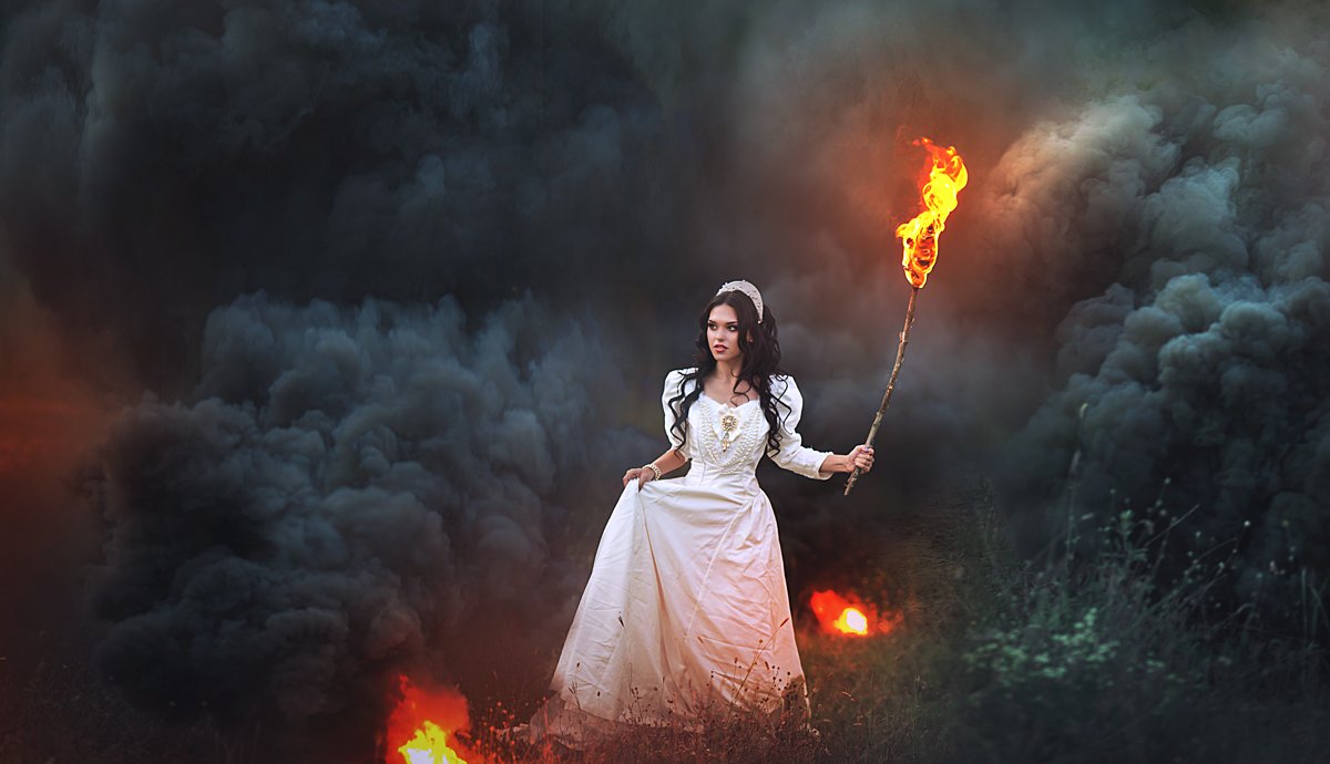 Оделась туманом. Девушка с факелом. Человек с факелом в руке. Девушка с факелом в руках. Фотосессия с факелами.