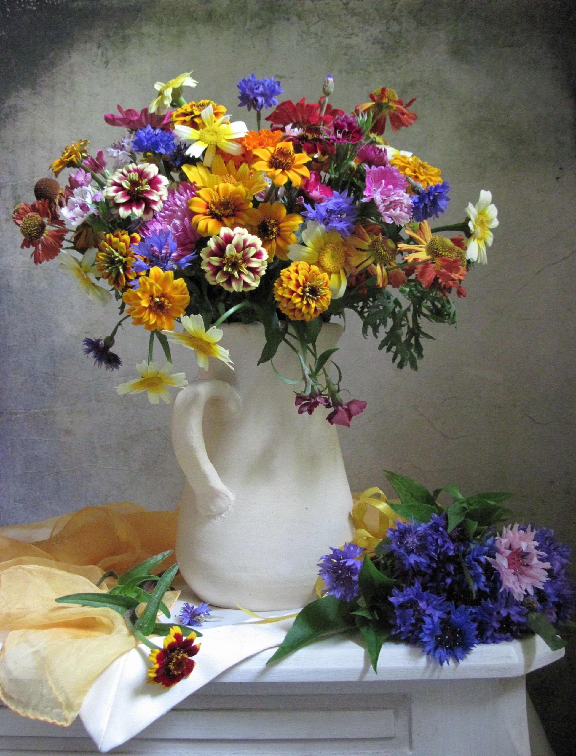 цветы, букет, васильки, циннии, хризантемы, кувшин, керамика, салфетка, Наталия Тихомирова