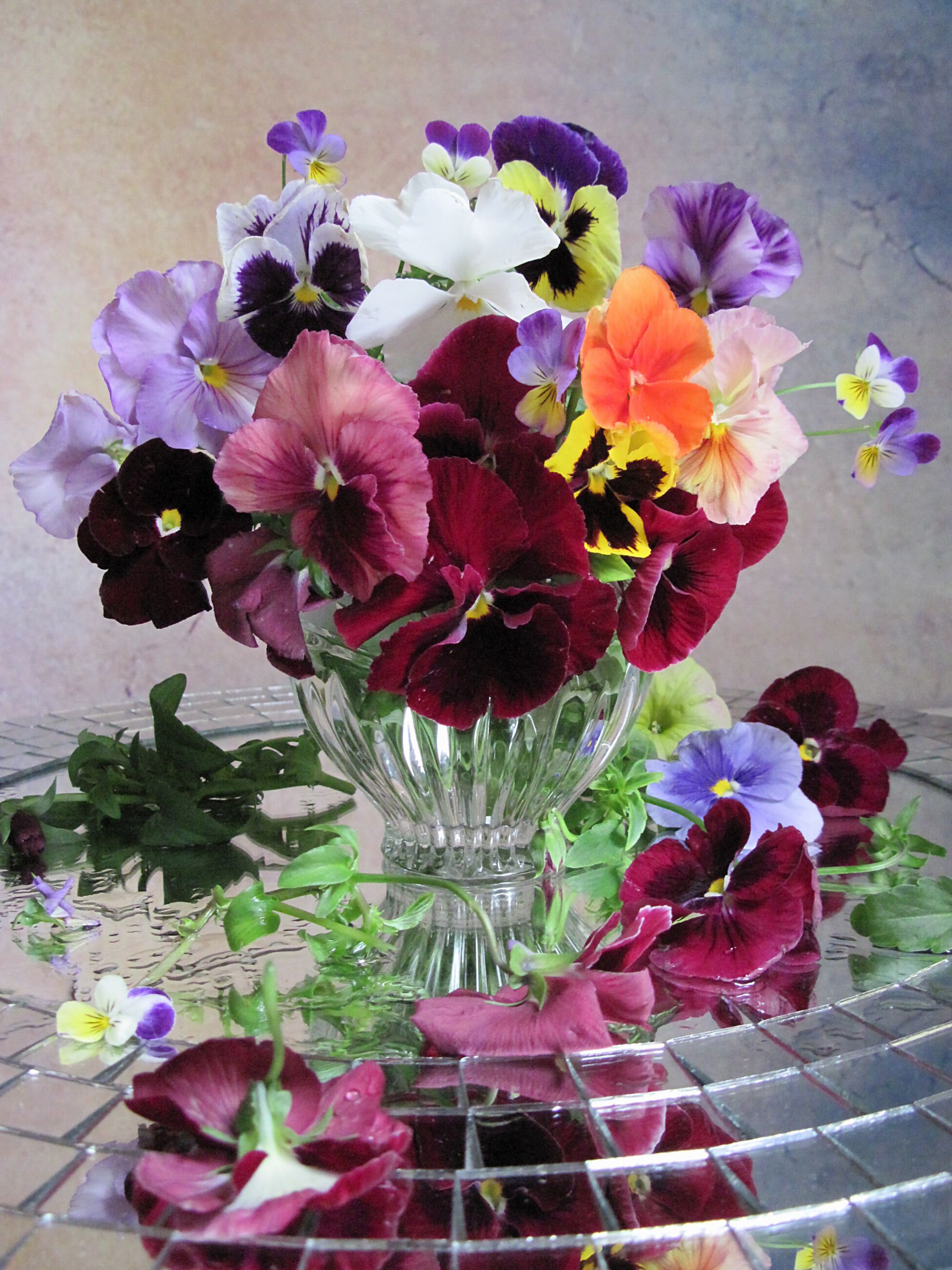 цветы, букет, анютины глазки, виола, ваза, хрусталь, зеркало, Наталия Тихомирова