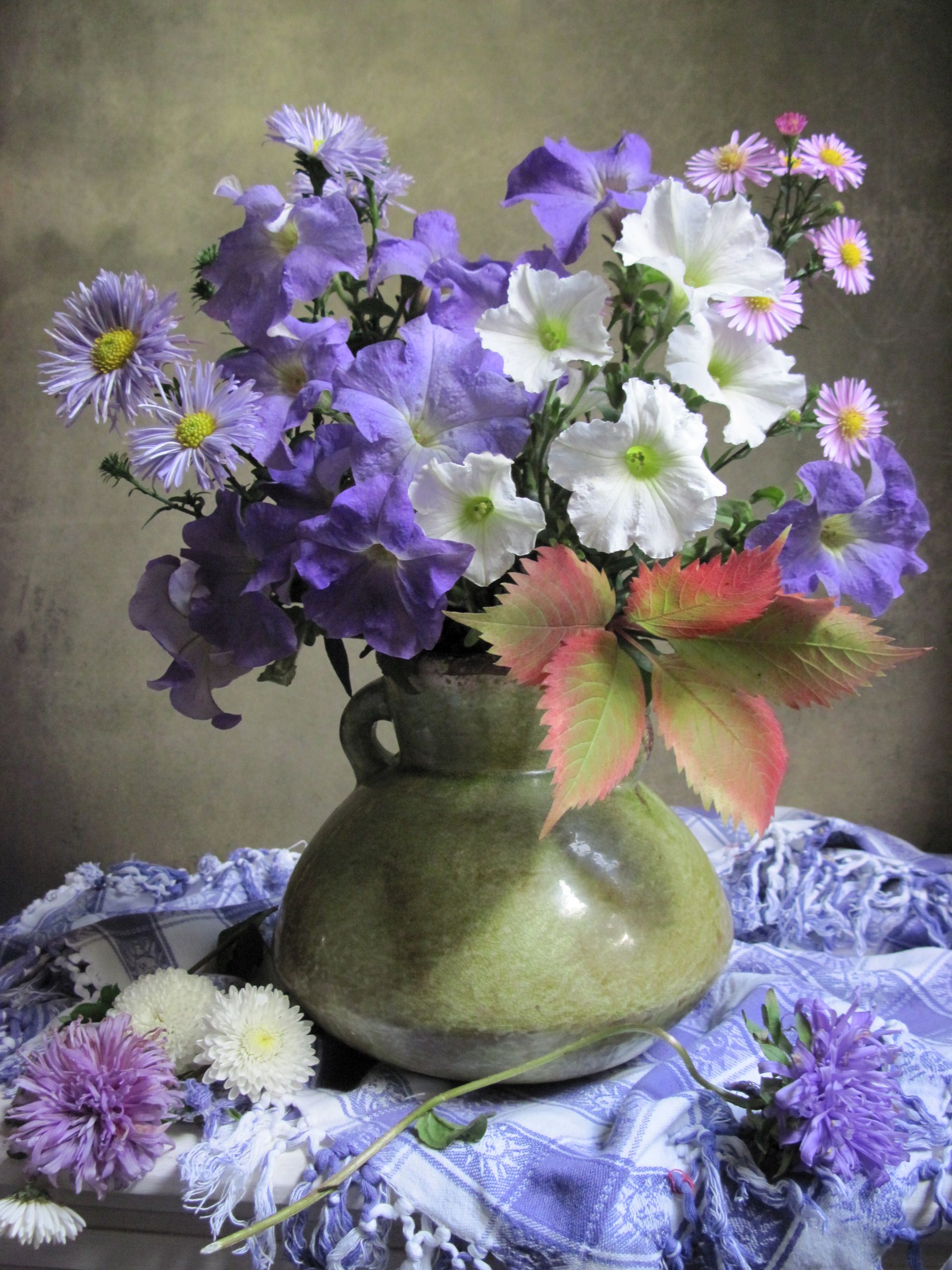 цветы, букет, петунии, хризантемы, лист, ваза, скатерть, Наталия Тихомирова