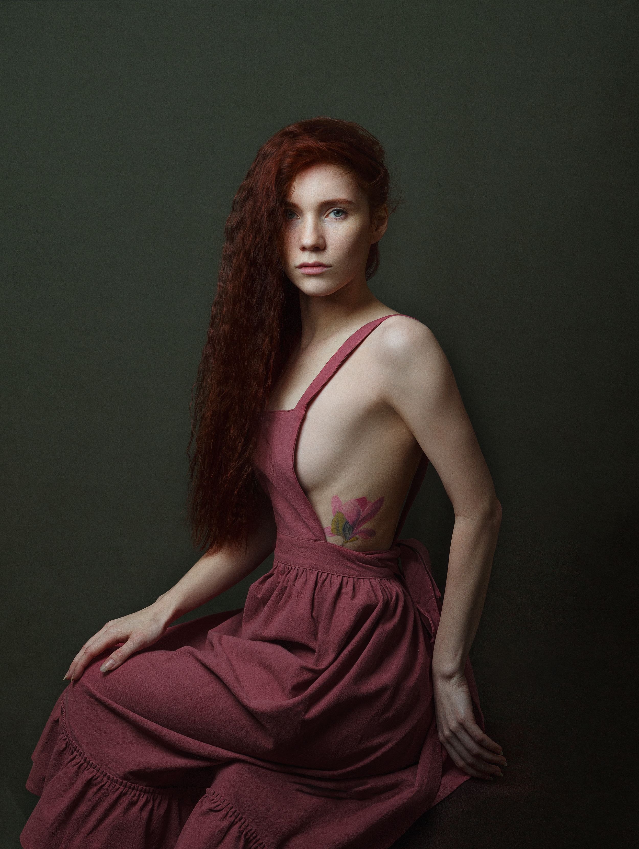 длинные рыжие волосы, красивая девушка, татуировка, студия, Оксана Ведмеденко
