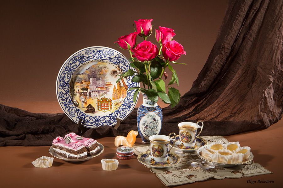пирожные, розы, кофе, чашечки, ваза, Бекетова Ольга
