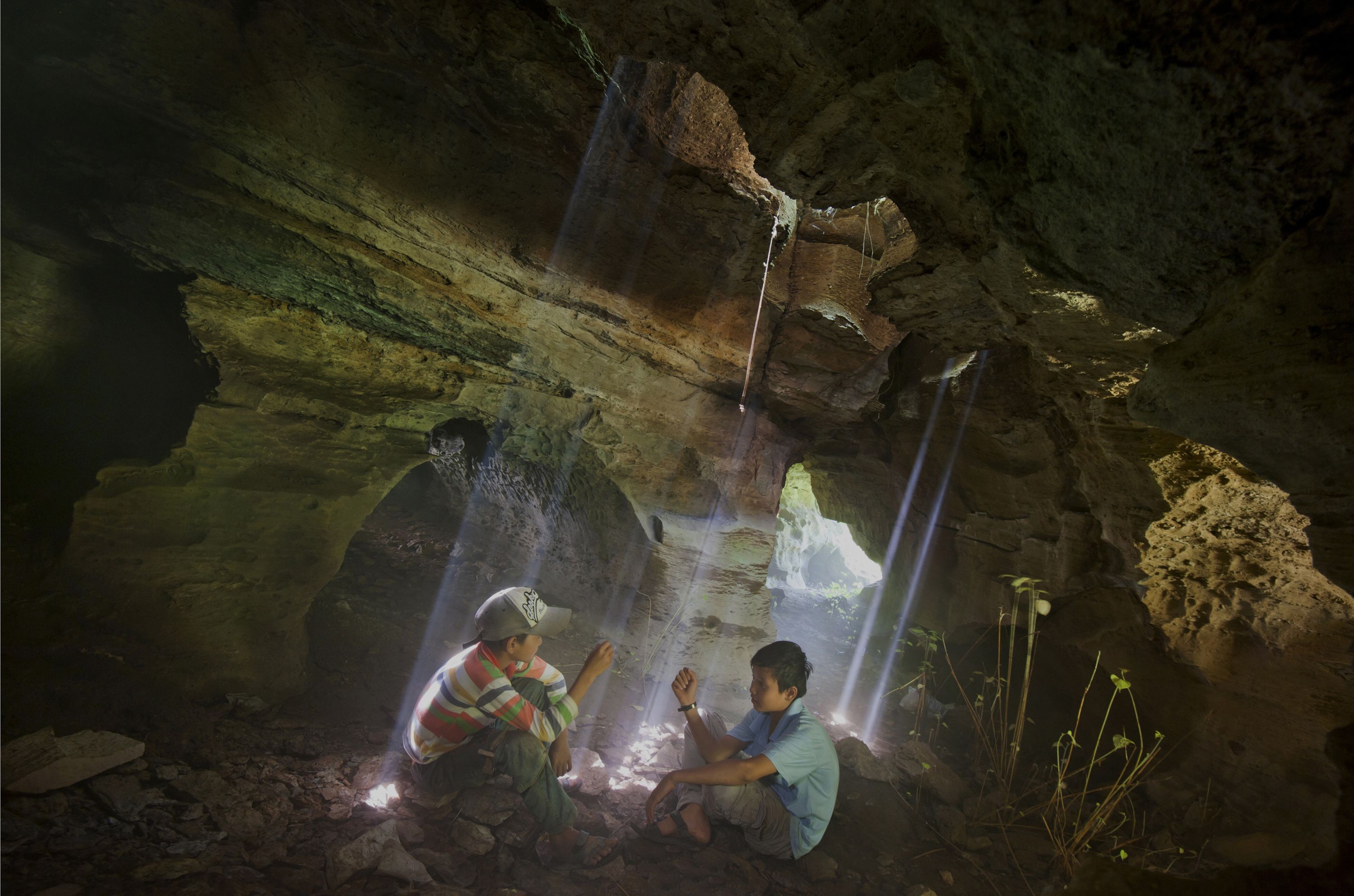 #light ray#children#play#cave, Khiem Nguyen