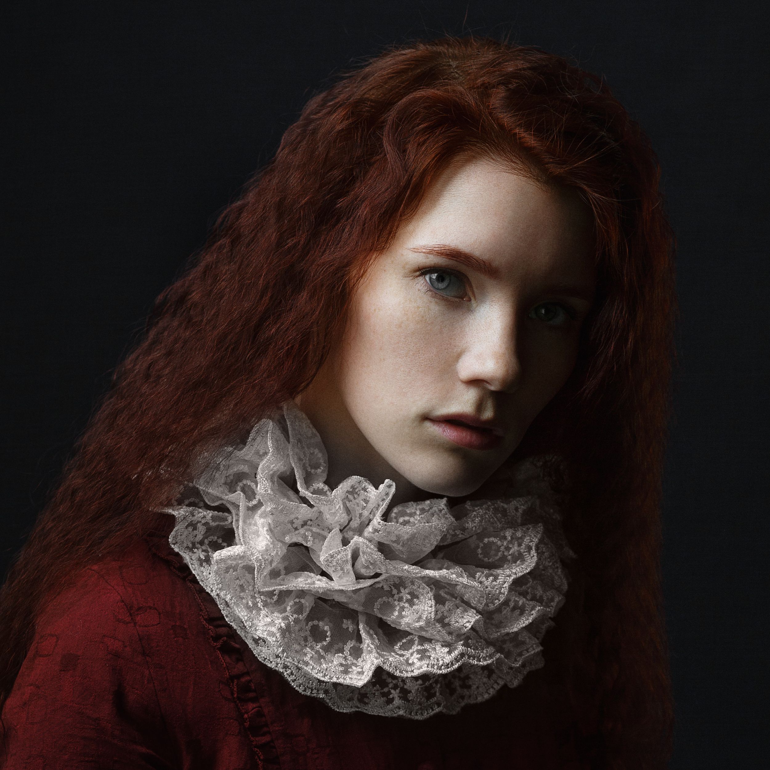 темная сторона, рыжие волосы, конопатая, девушка, пристальный взгляд,студия, Оксана Ведмеденко