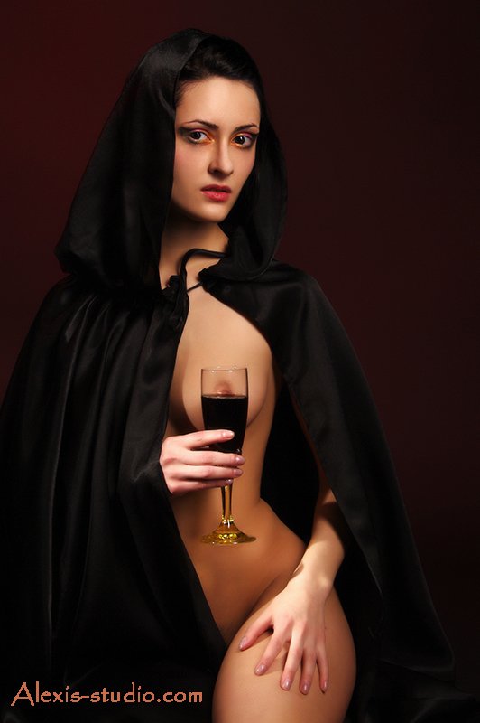 девушка, шатенка, черный балахон, бокал, краное вино, alexis-studio.com, Alexiss
